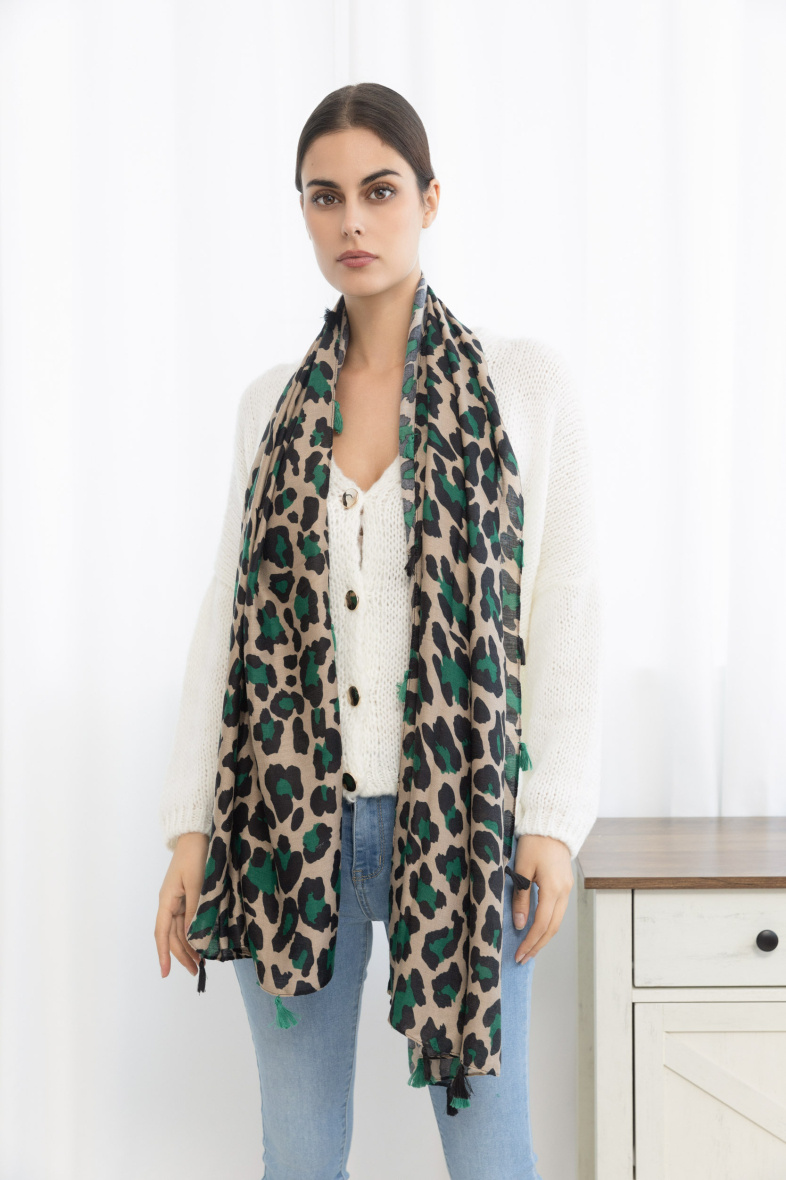 Wholesaler M&P Accessoires - Leopard print scarf pompom on four sides