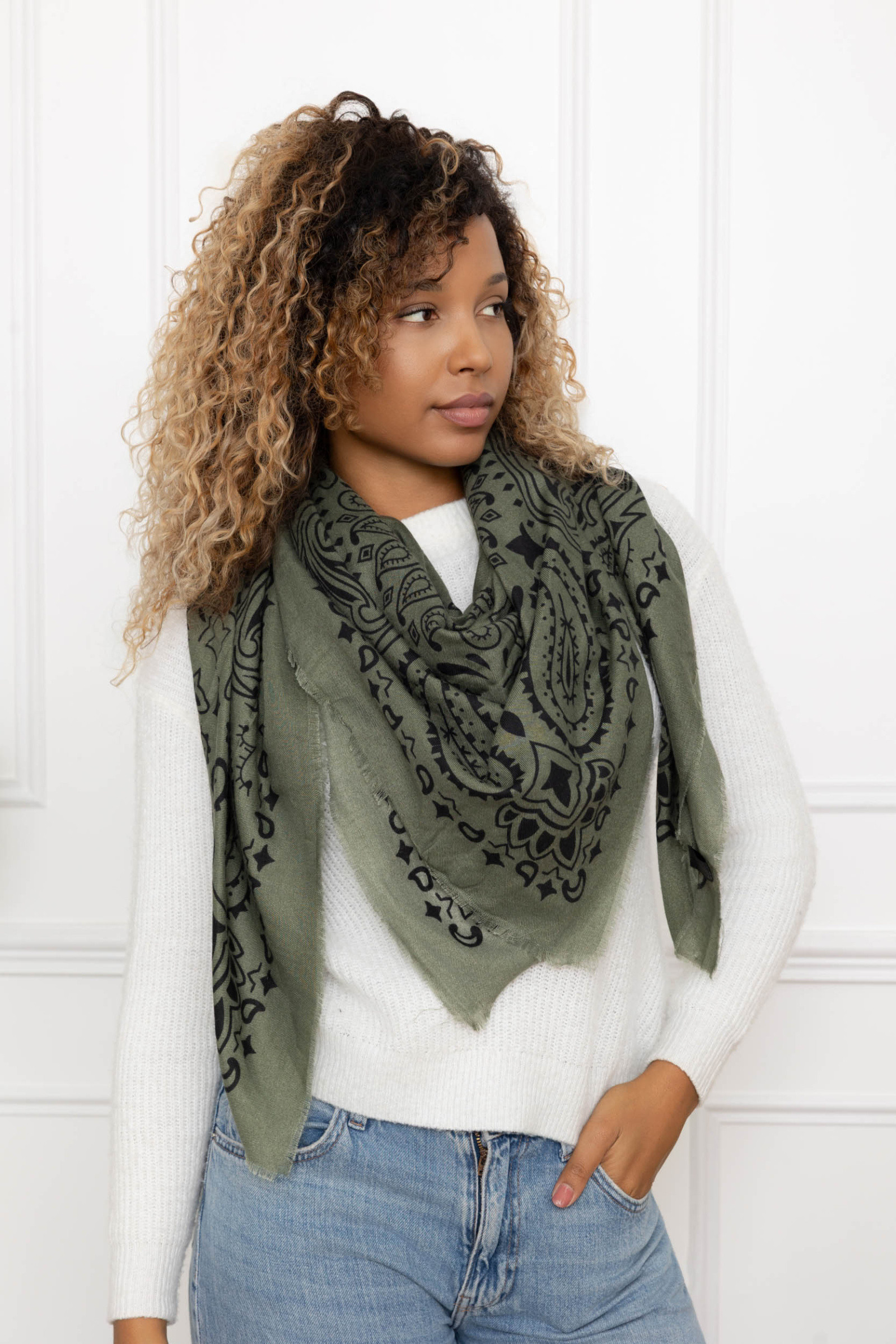 Grossiste M&P Accessoires - Écharpe douce hiver châle carré 140cm imprimé paisley