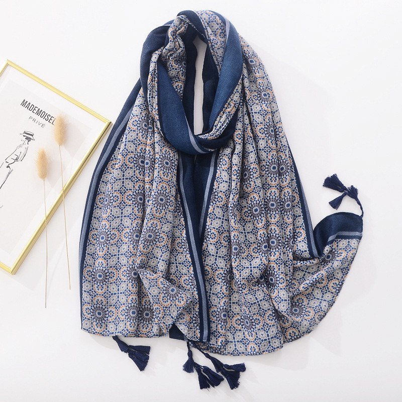 Grossiste M&P Accessoires - Foulard imprimé géométrique avec pompons