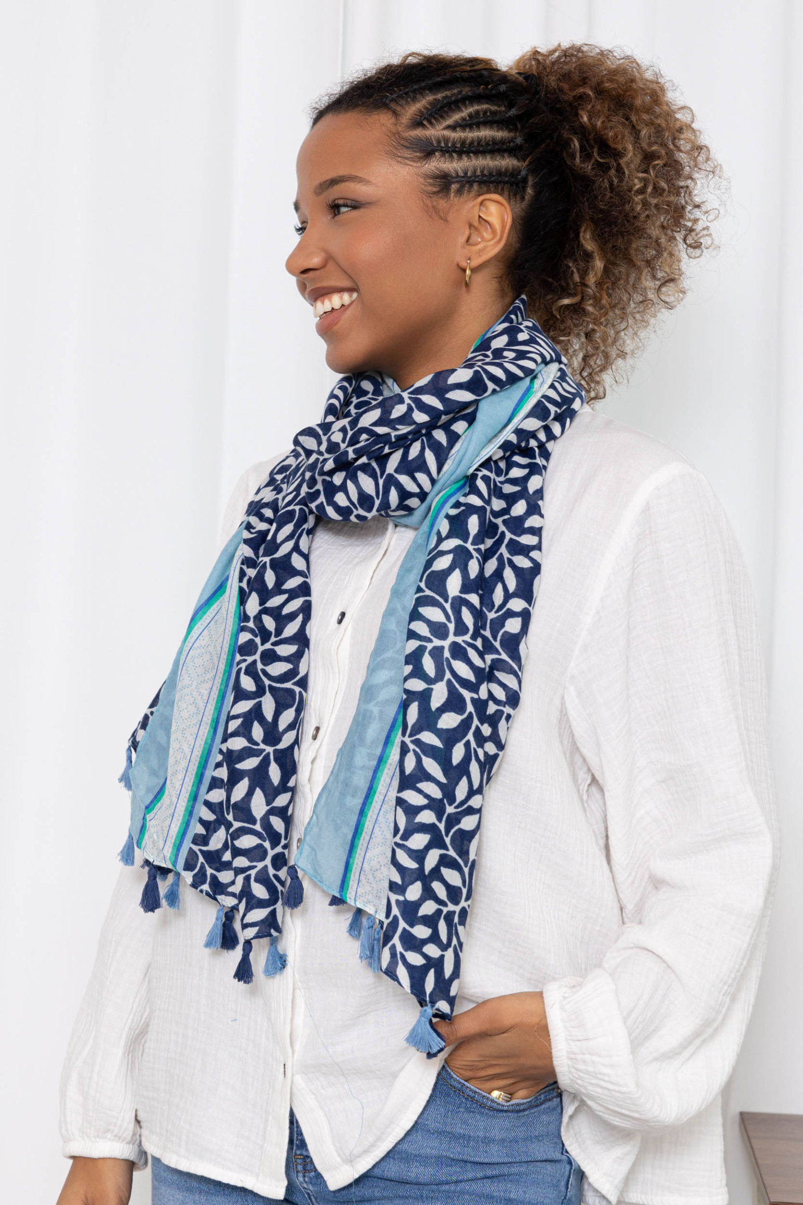 Großhändler M&P Accessoires - Schal mit Weinblatt-Print und zweifarbigen Pompons