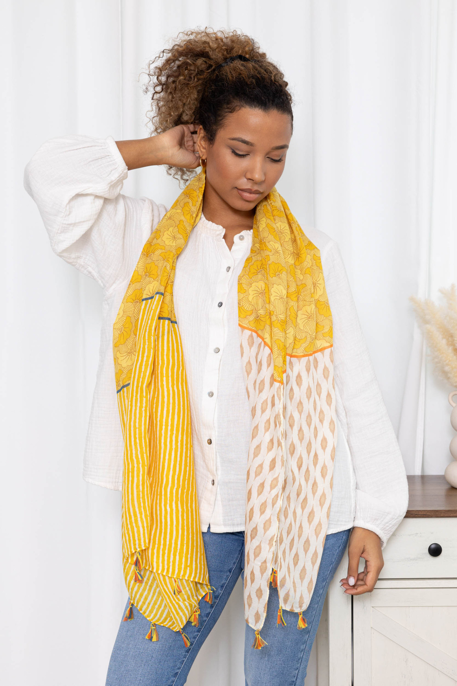 Grossista M&P Accessoires - Sciarpa con nappine multicolori stampata con motivo di piume