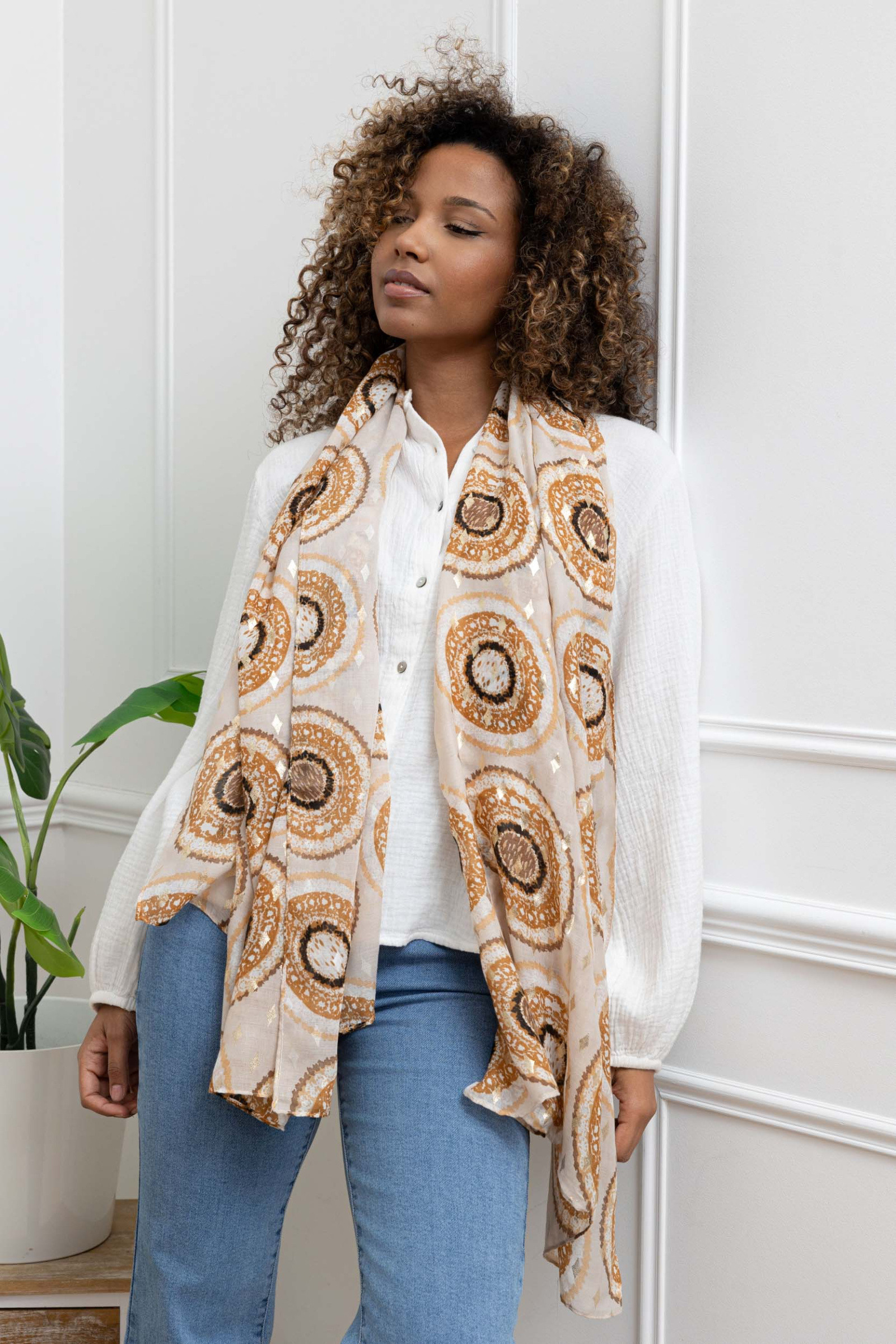 Mayorista M&P Accessoires - Pañuelo con estampado digital de flores y dorado