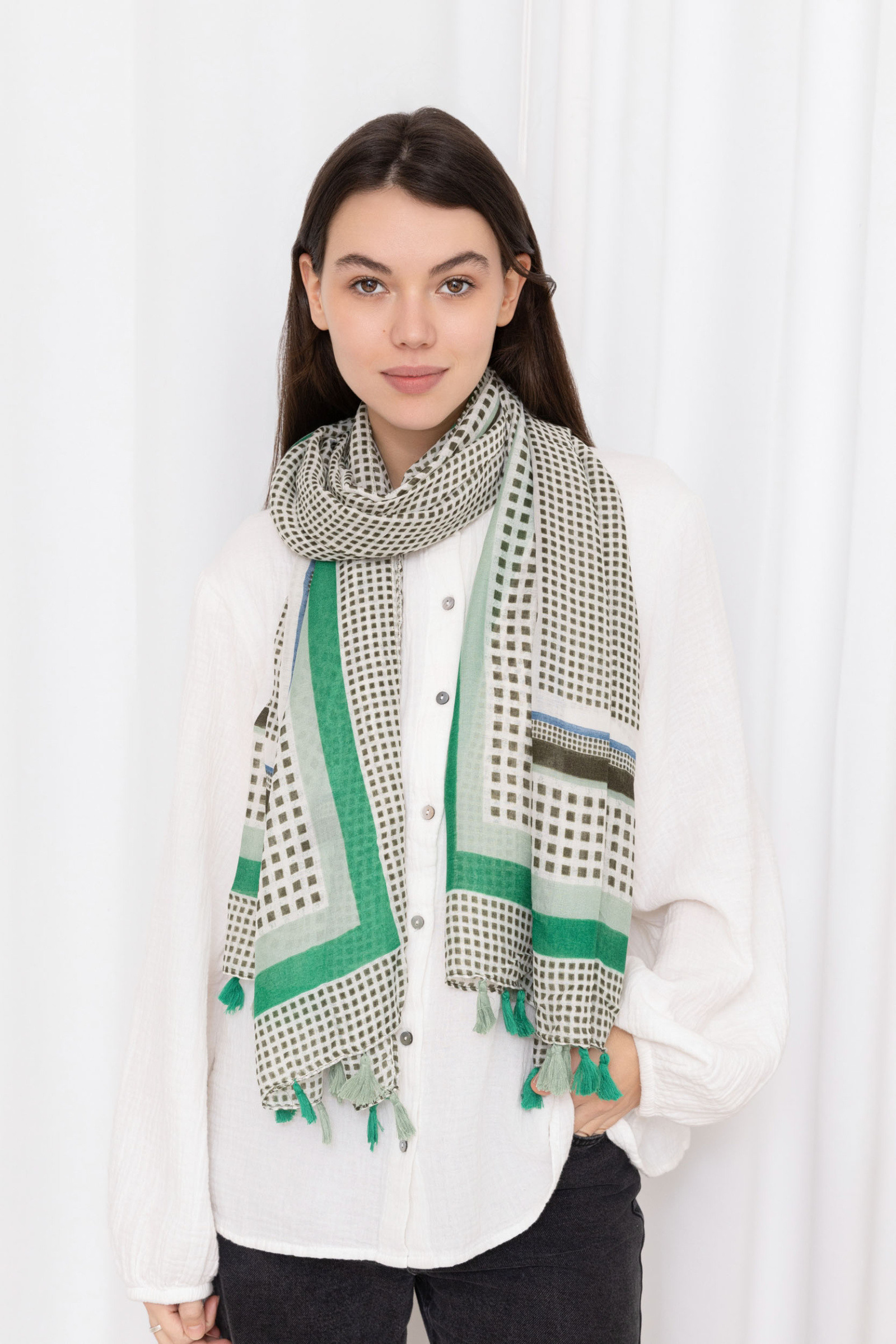 Mayorista M&P Accessoires - Bufanda estampada con pompones bicolor