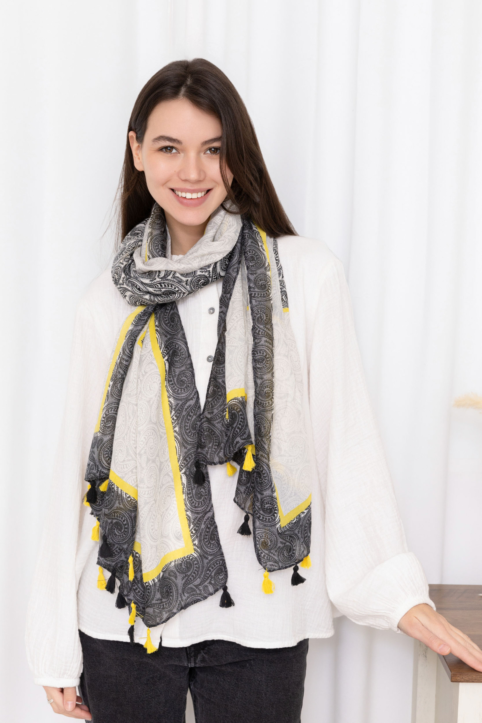 Großhändler M&P Accessoires - Schal mit Paisleymuster und zweifarbigen Pompons