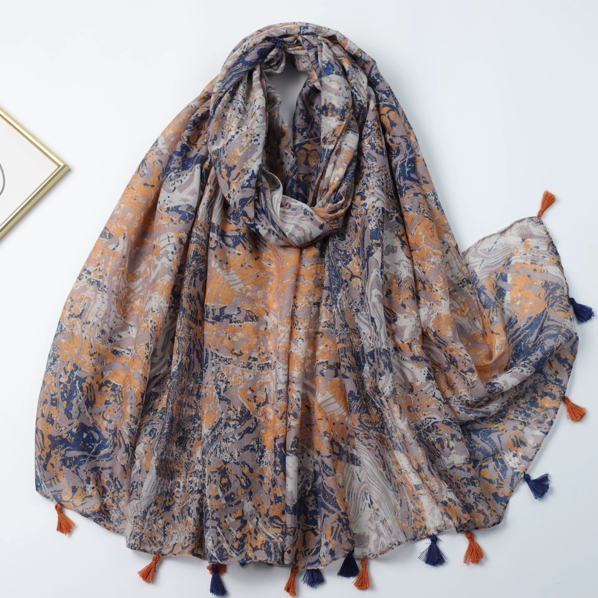 Grossista M&P Accessoires - Sciarpa stampata con pon pon bicolore