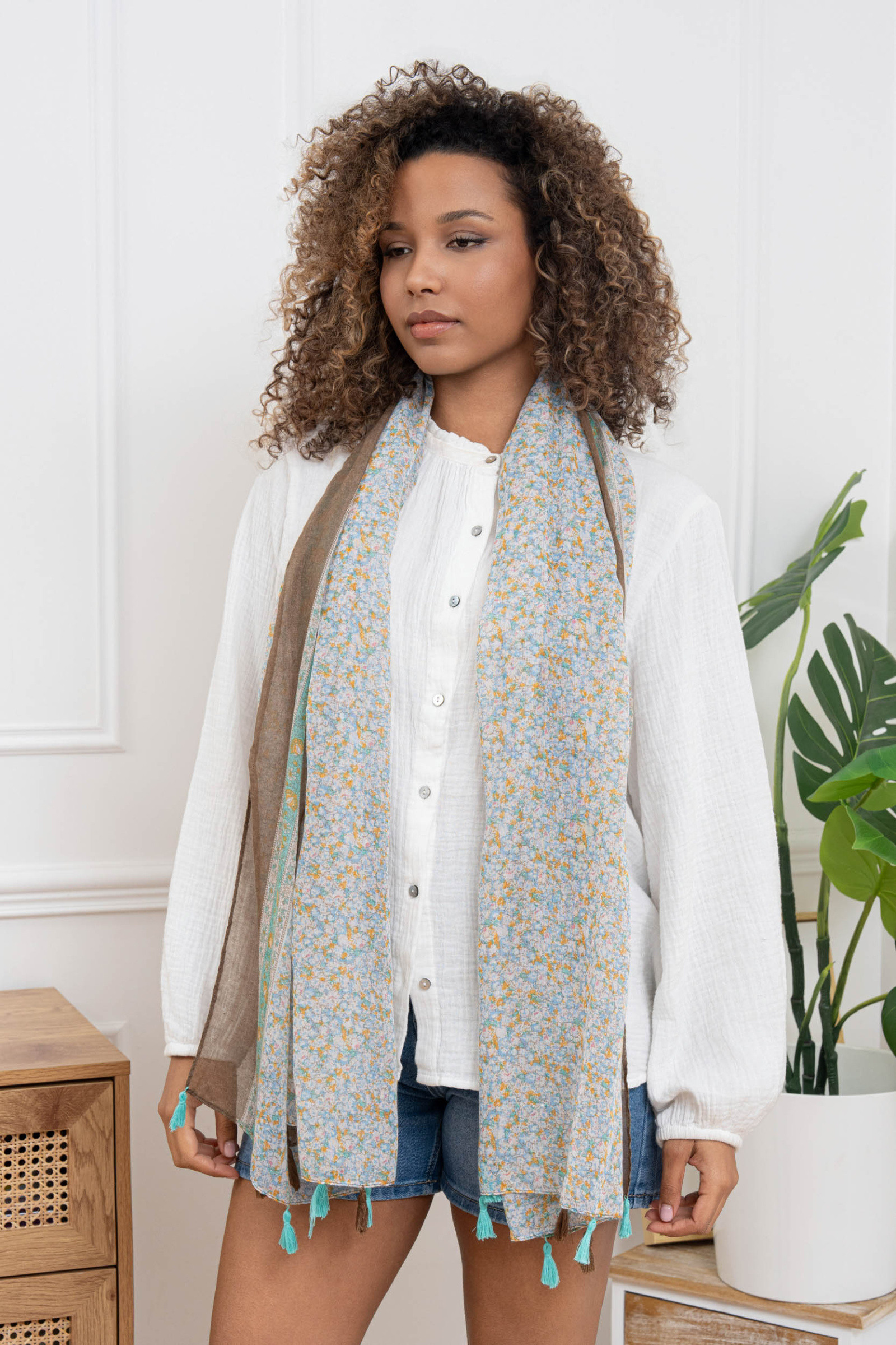Grossista M&P Accessoires - Sciarpa stampata con pon pon bicolore