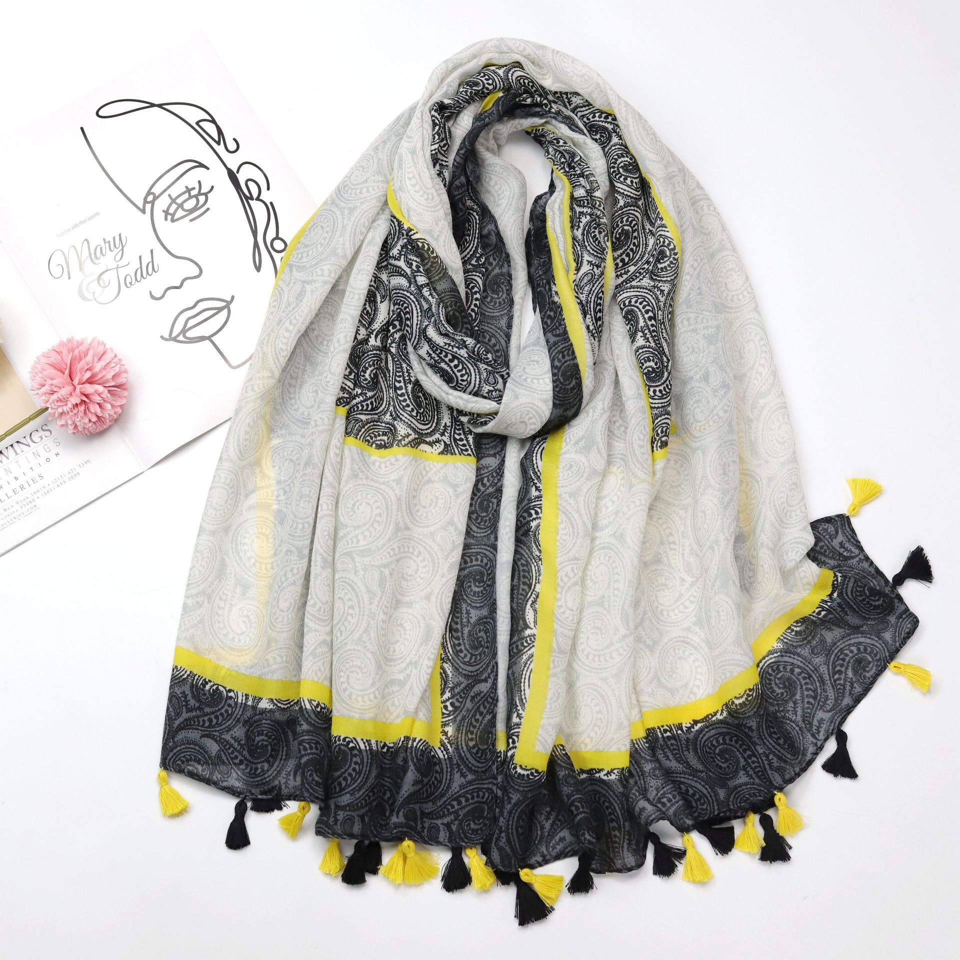 Grossiste M&P Accessoires - Foulard imprimé motif paisley avec pompons bicolores