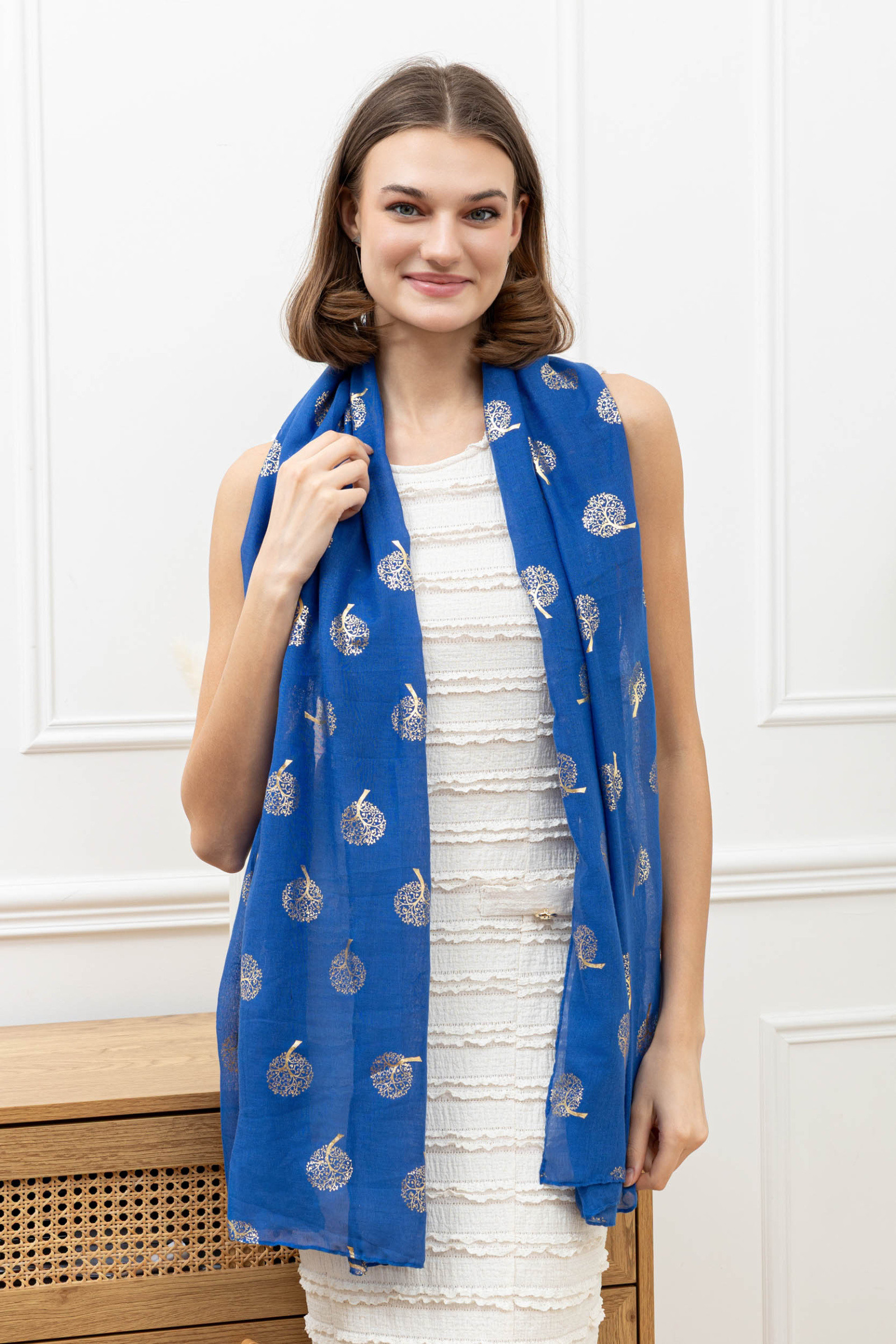 Wholesaler M&P Accessoires - Shiny golden printed scarf with tree of life pattern