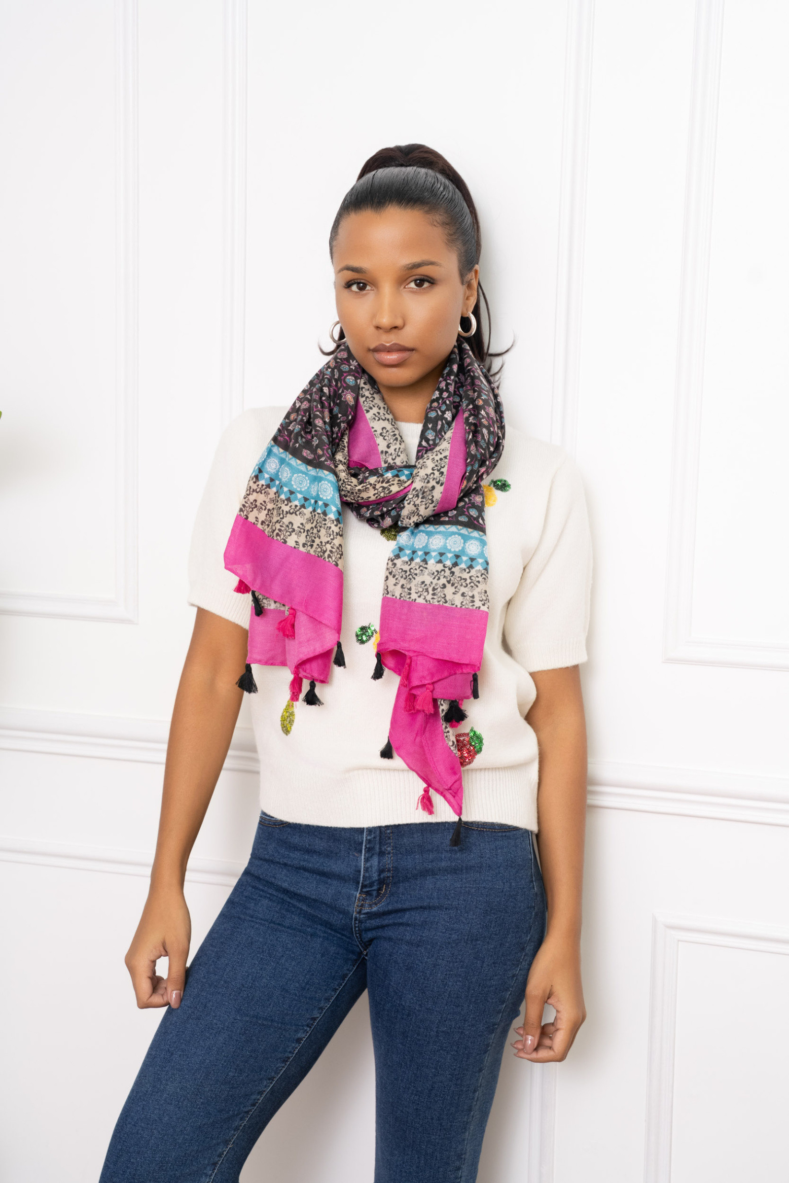Wholesaler M&P Accessoires - Flower print scarf with two-tone pompoms