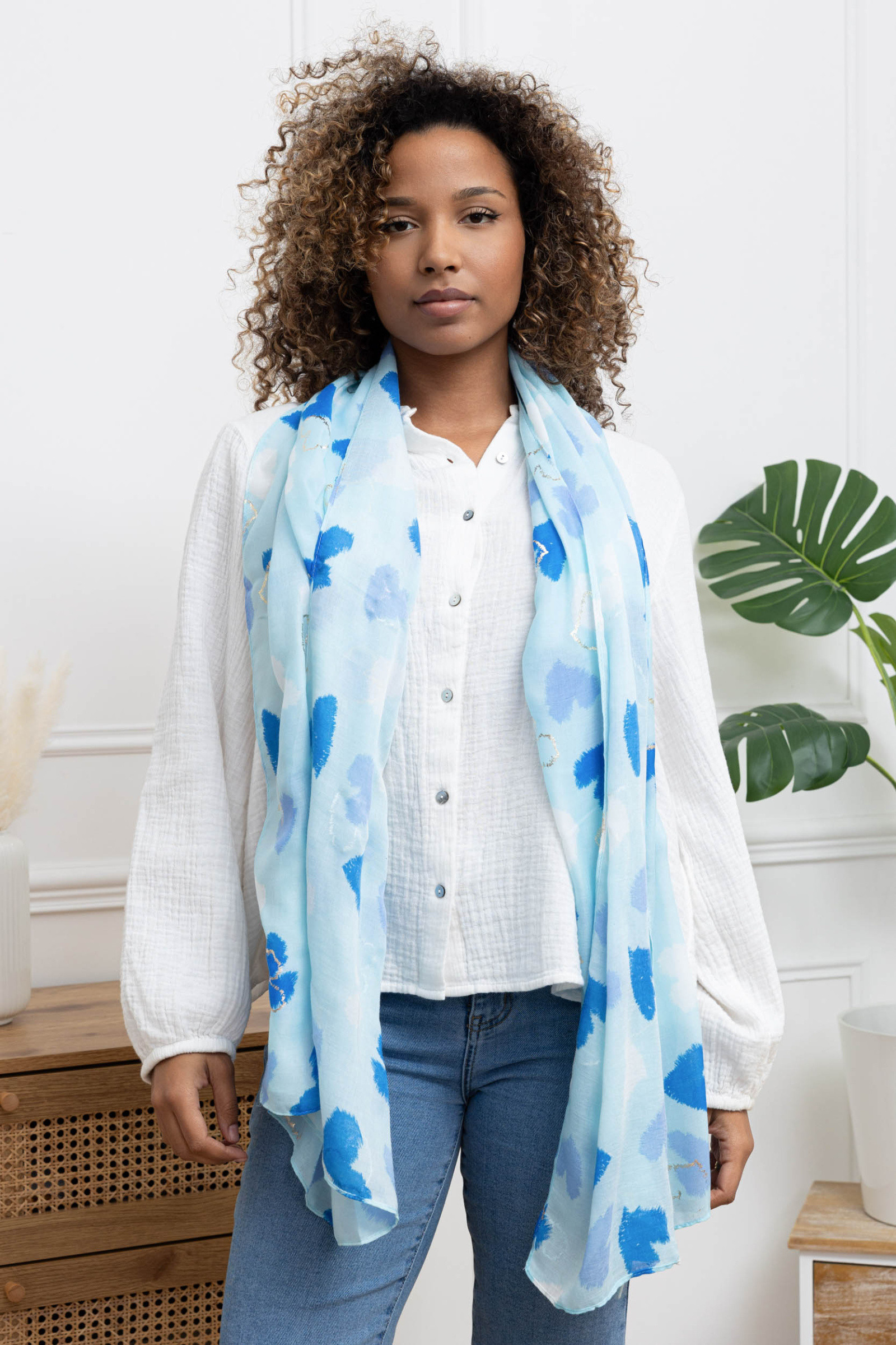 Wholesaler M&P Accessoires - Heart pattern printed scarf with gilding
