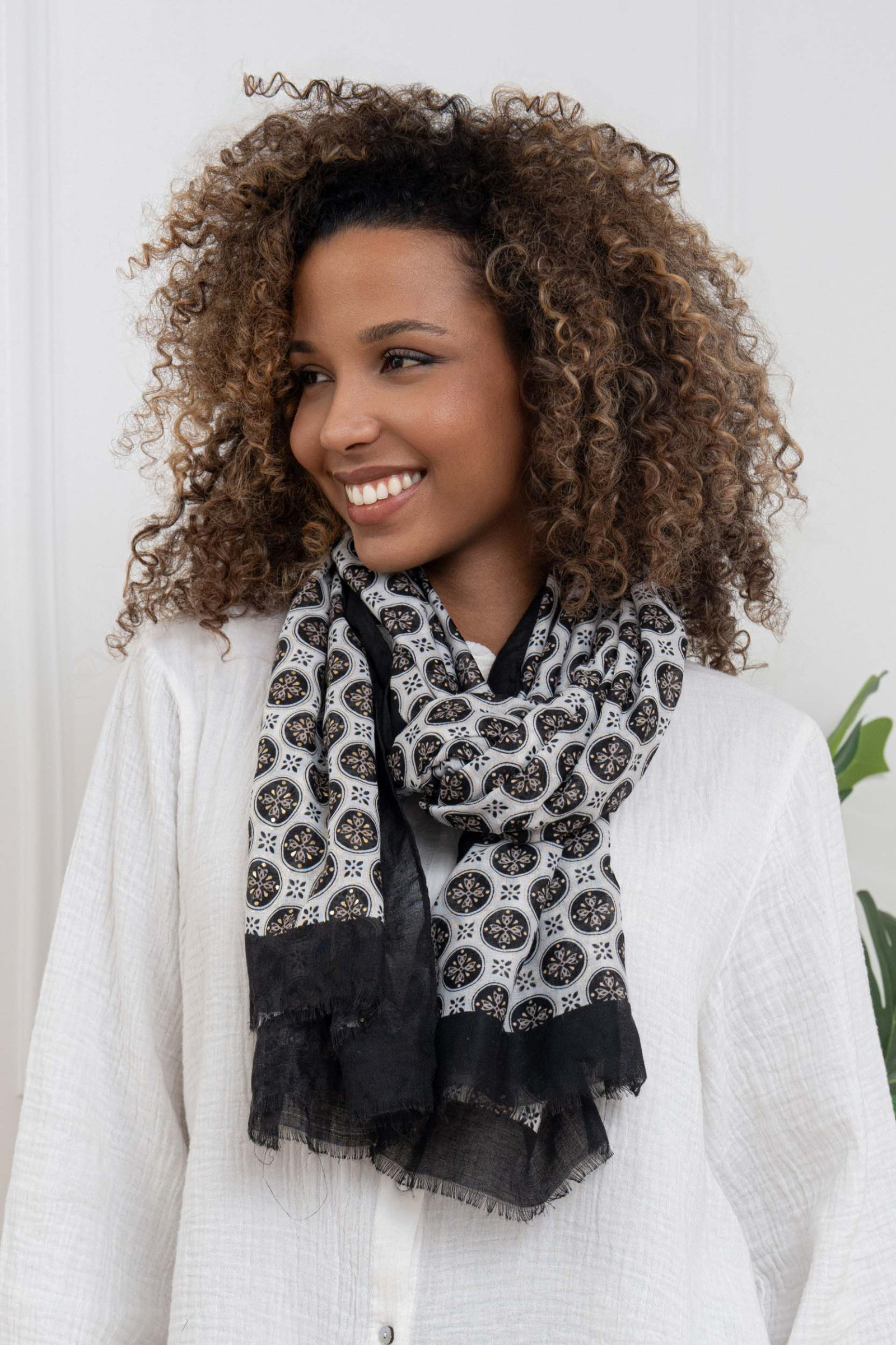 Großhändler M&P Accessoires - Schal mit geometrischem Print und Vergoldung