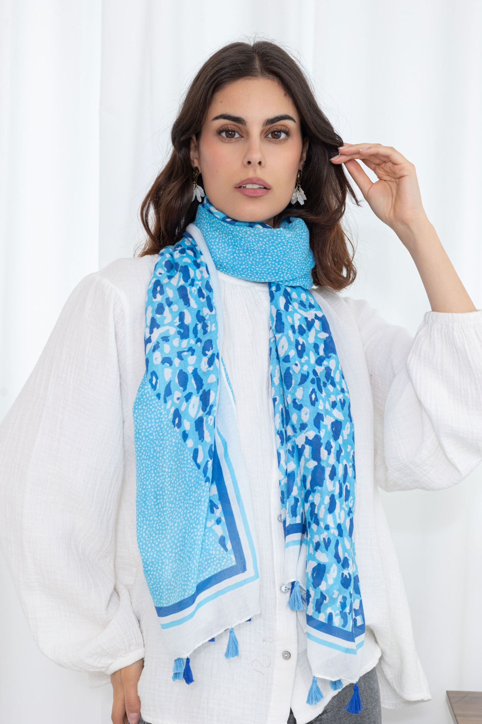 Wholesaler M&P Accessoires - Leopard print scarf with pom poms
