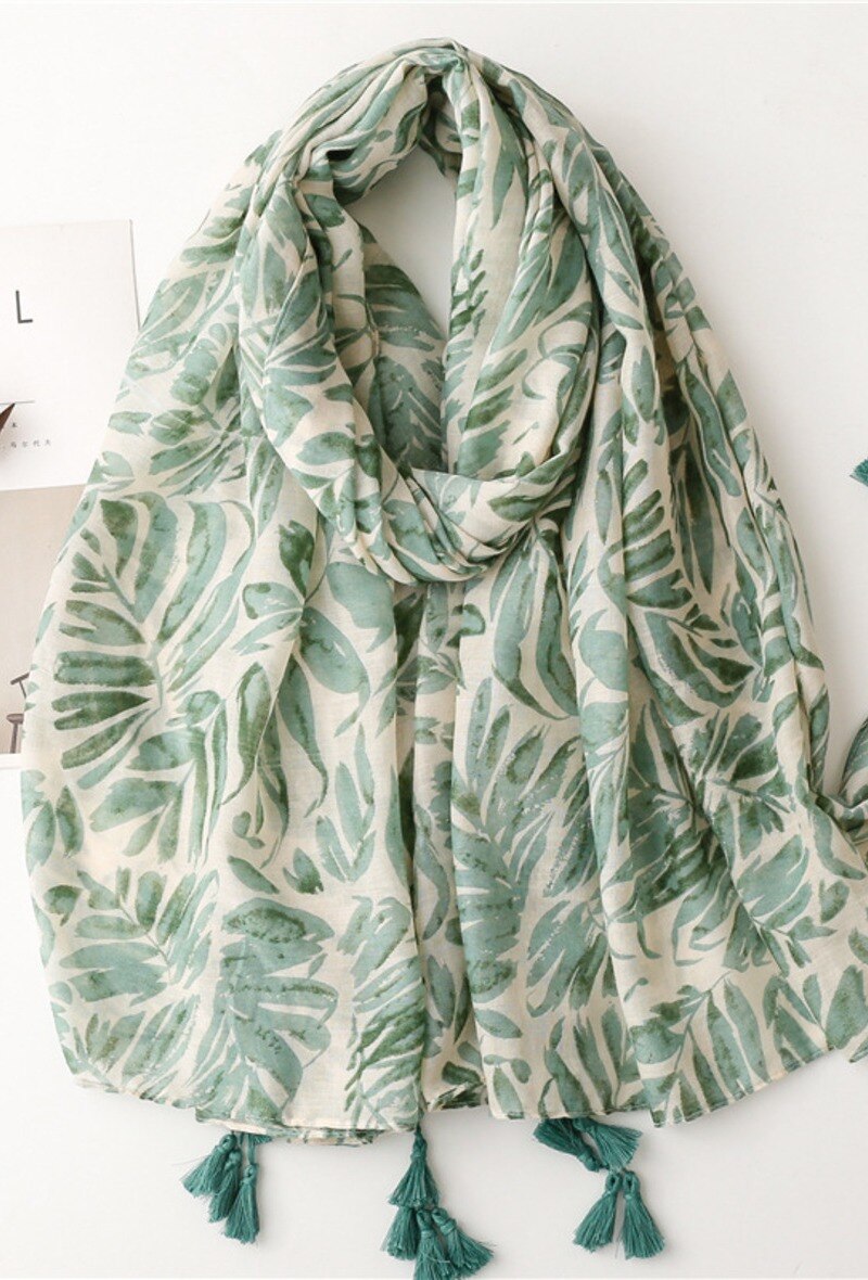 Grossiste M&P Accessoires - Foulard imprimé feuilles avec pompons