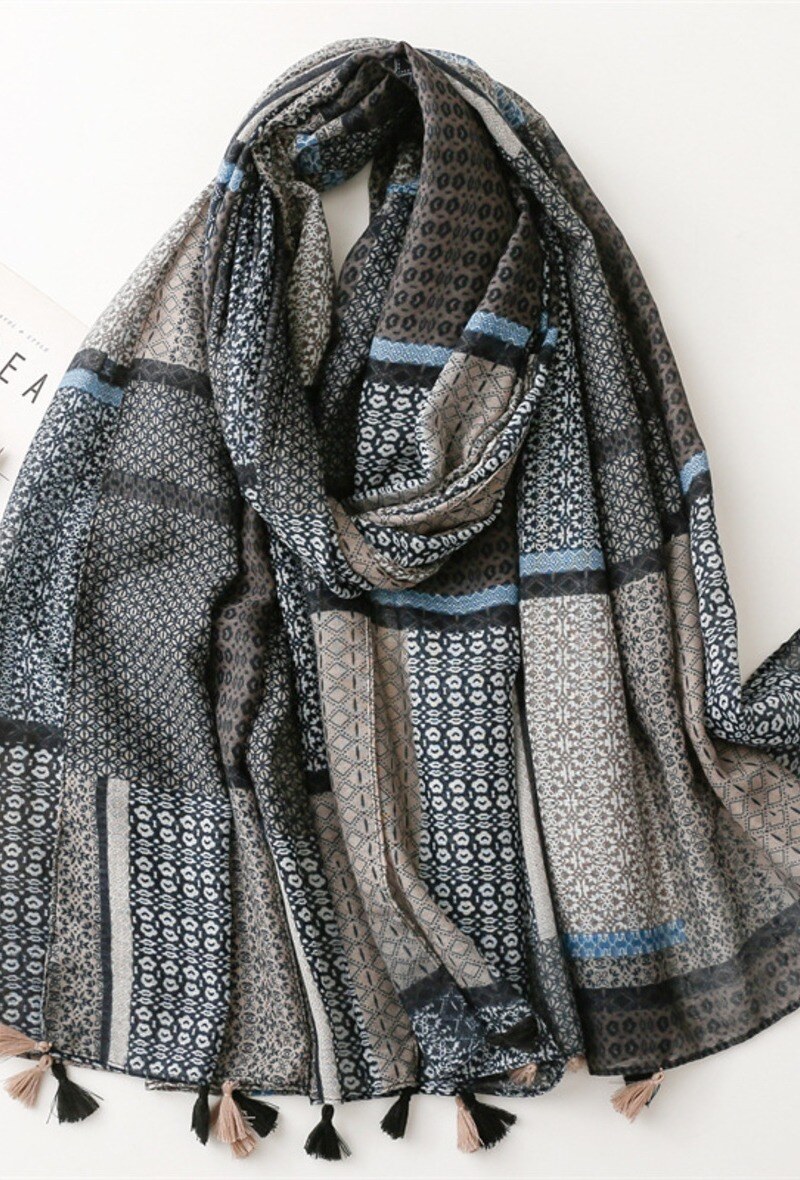 Wholesaler M&P Accessoires - Geometric pattern printed scarf with pompoms