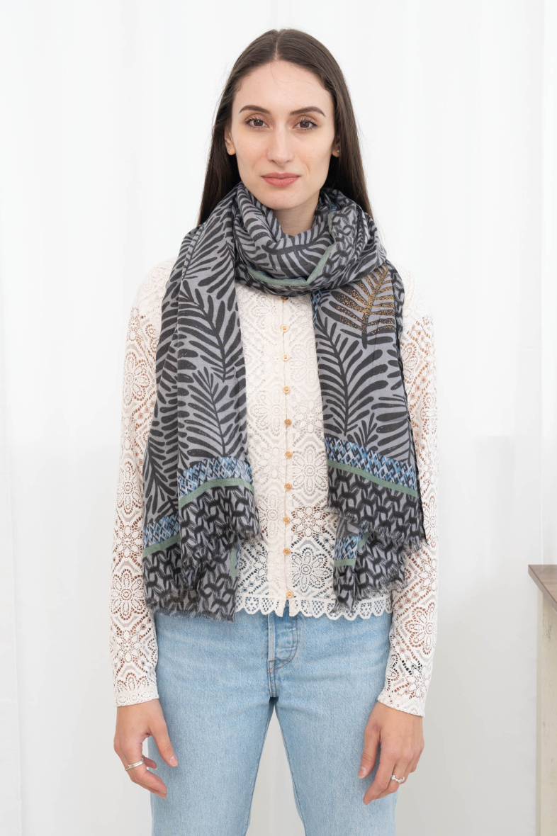 Mayorista M&P Accessoires - Pañuelo estampado hojas con dorados