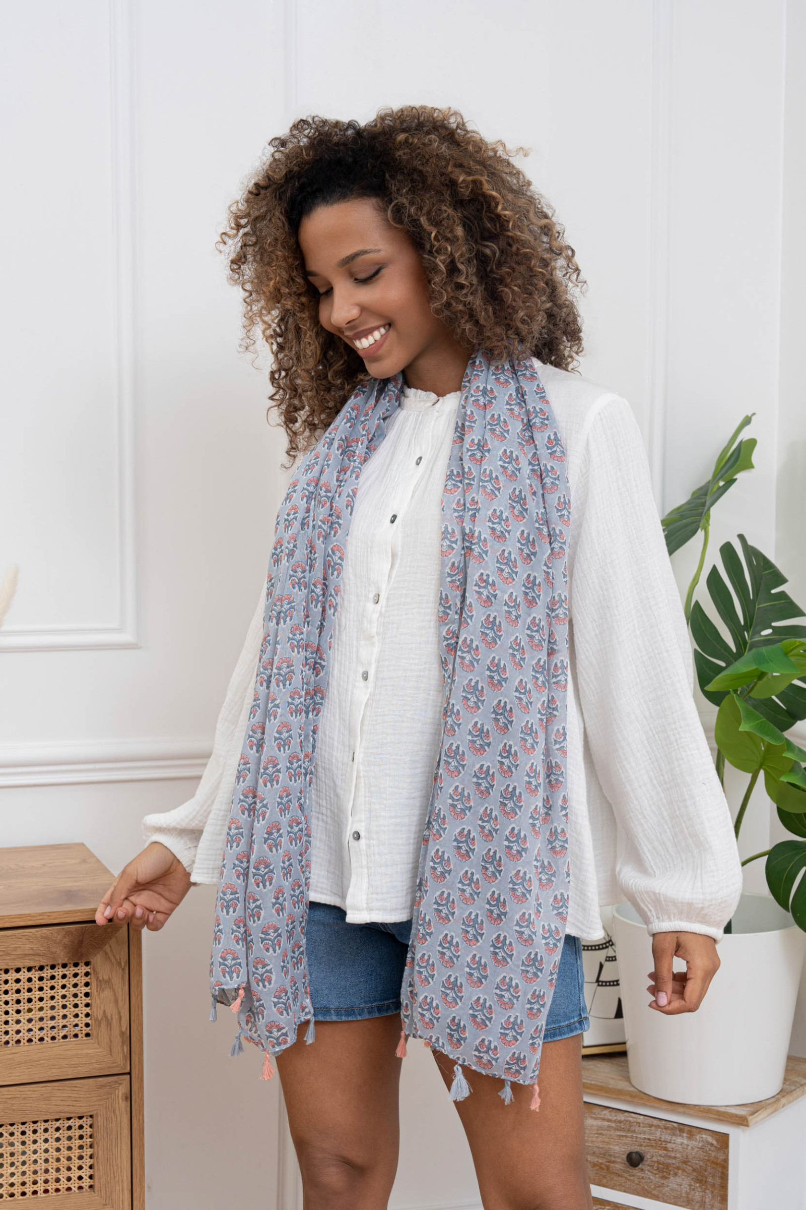 Wholesaler M&P Accessoires - Flower print scarf with pompoms