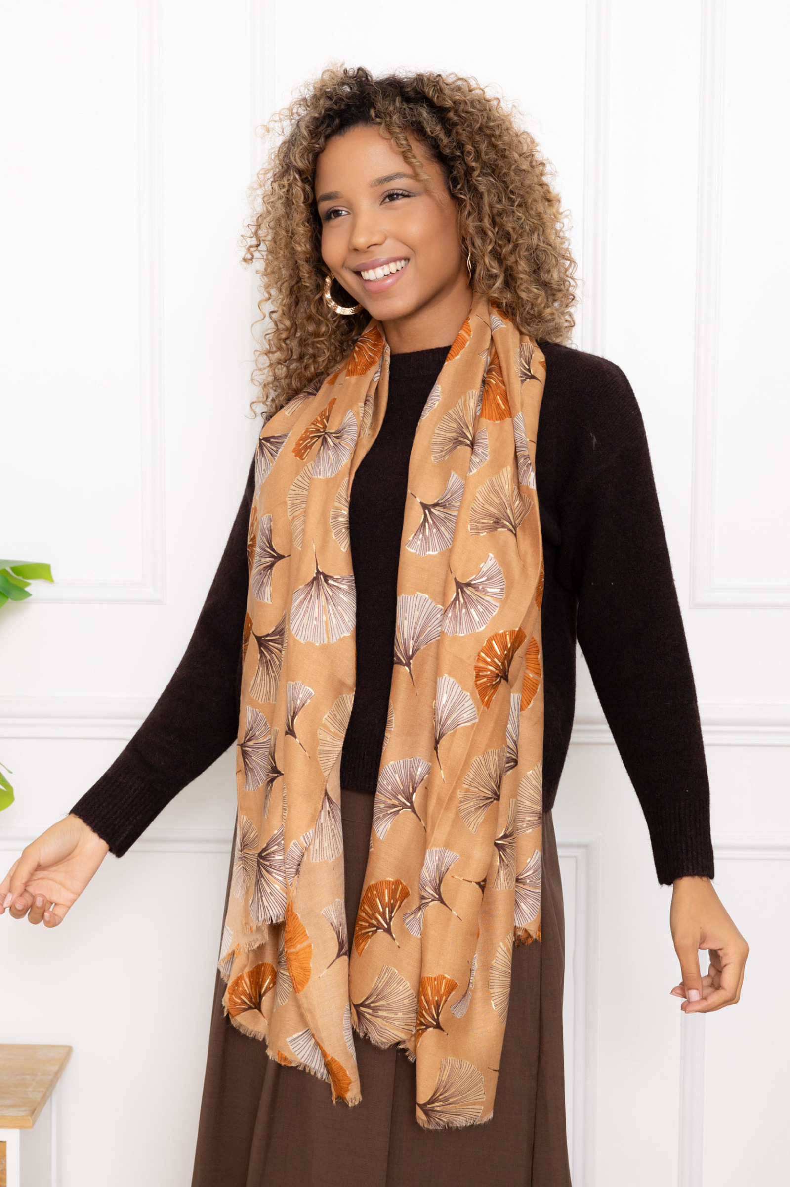 Großhändler M&P Accessoires - Schal mit Ginkgoblatt-Print und Vergoldung