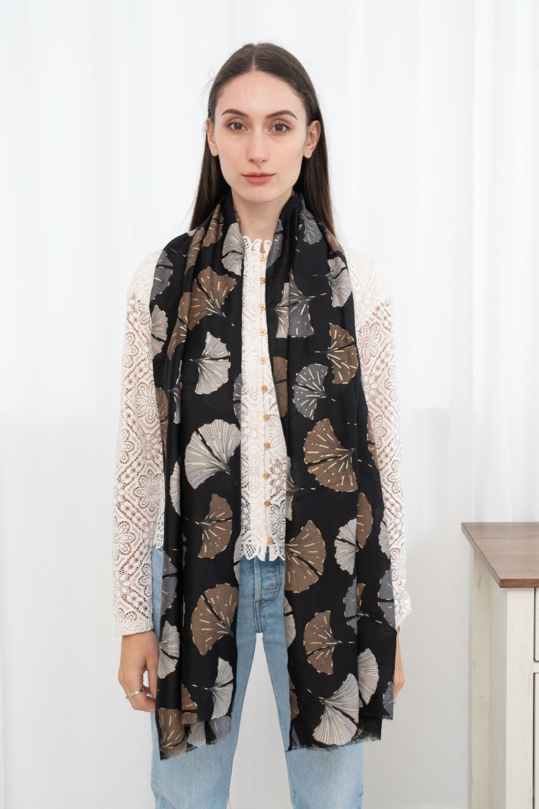 Großhändler M&P Accessoires - Schal mit Ginkgoblatt-Print und Vergoldung