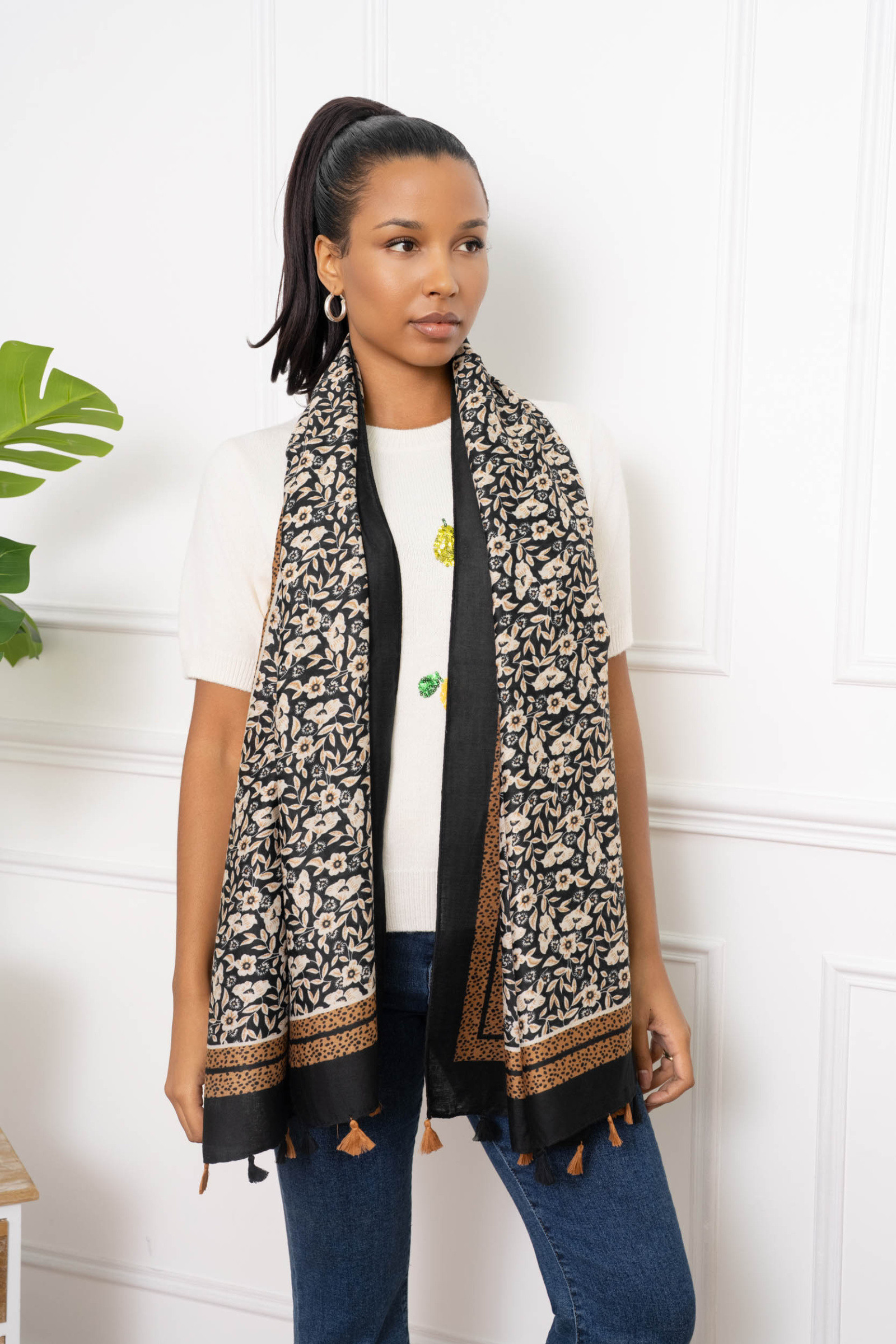 Großhändler M&P Accessoires - Schal mit Blumenmuster und zweifarbigem Pompon
