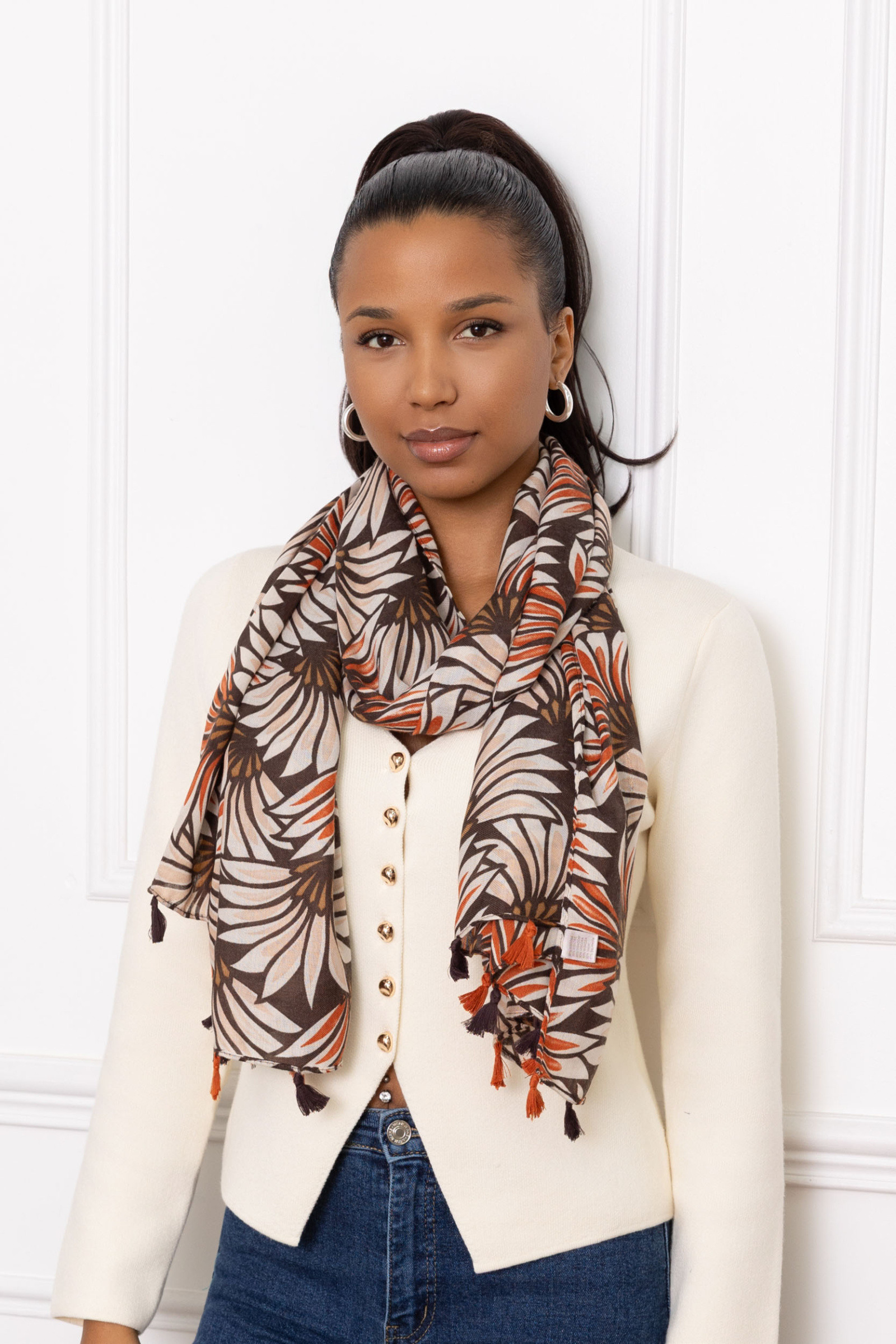 Wholesaler M&P Accessoires - Flower print scarf with two-tone pompom