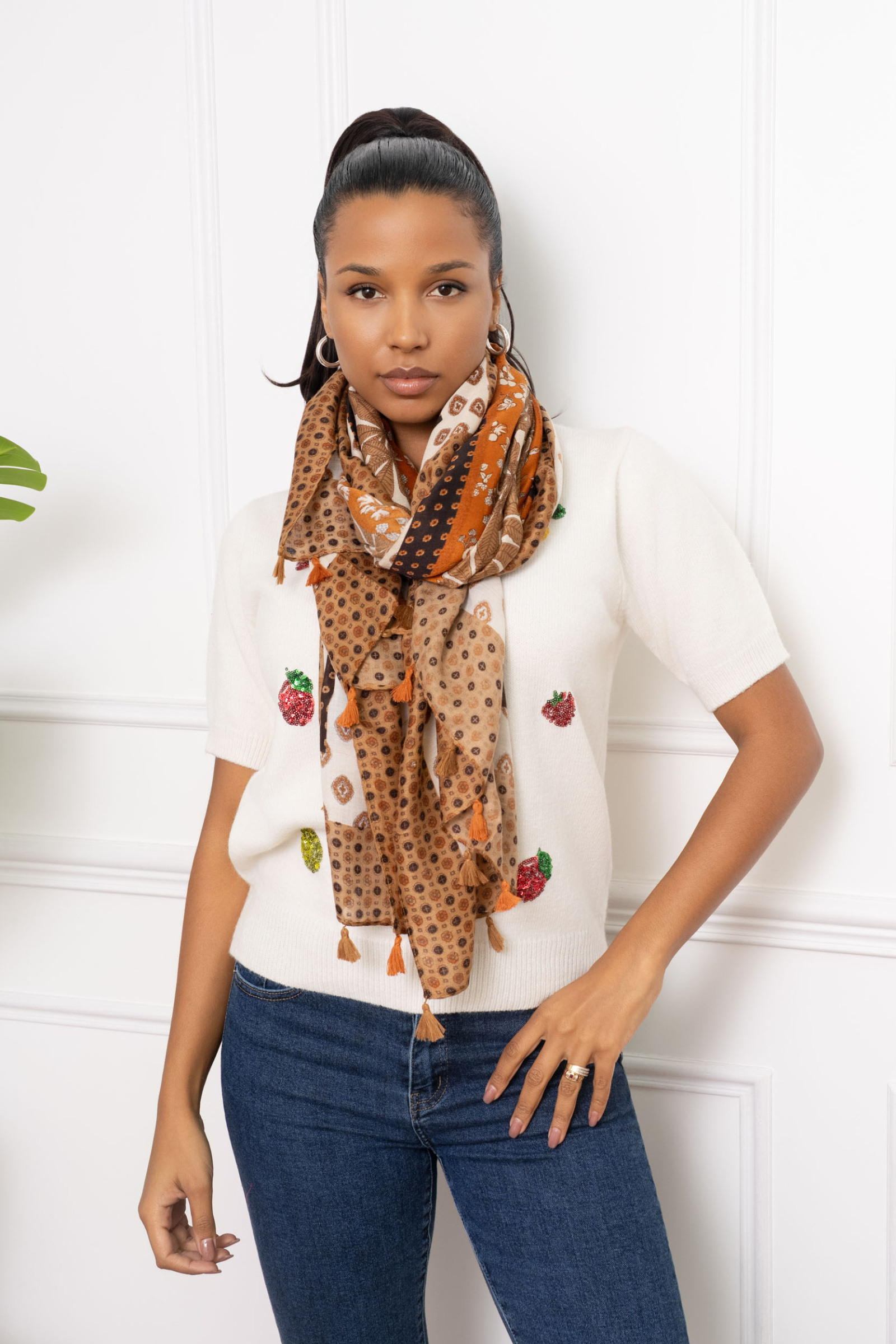 Wholesaler M&P Accessoires - Flower print scarf with two-tone pompom