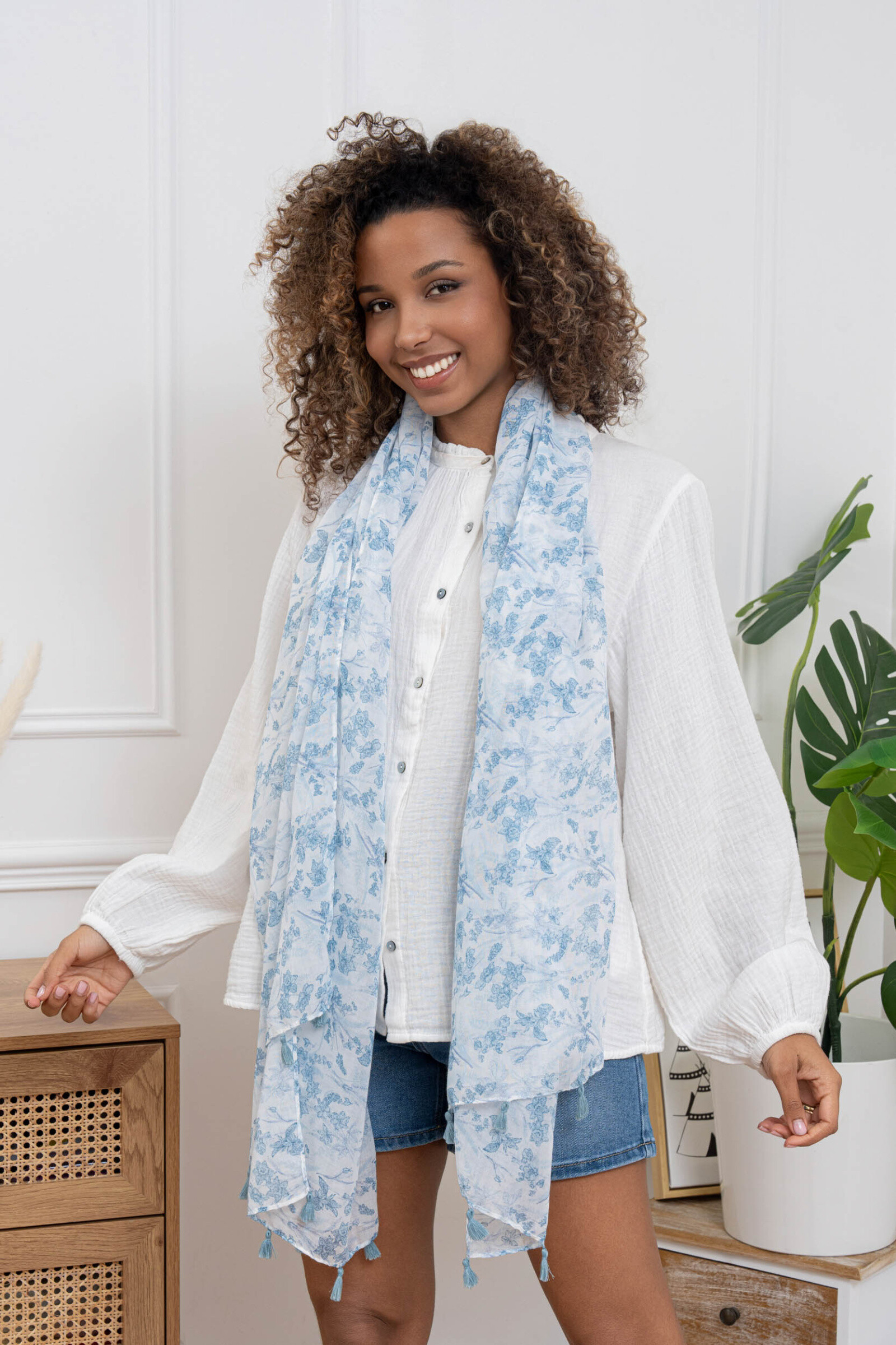 Großhändler M&P Accessoires - Schal mit Blumenmuster und Pompons