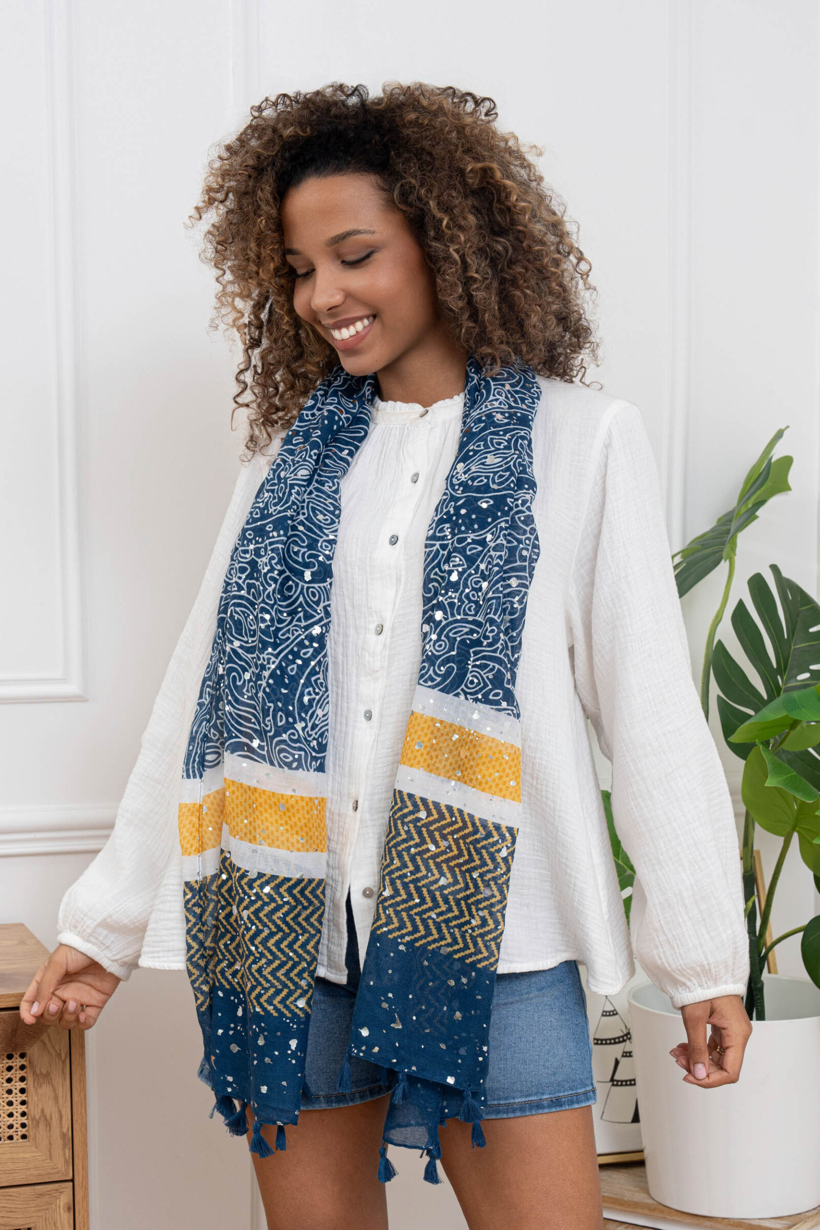 Großhändler M&P Accessoires - Schal mit Pompons, bedrucktem Muster und Vergoldung