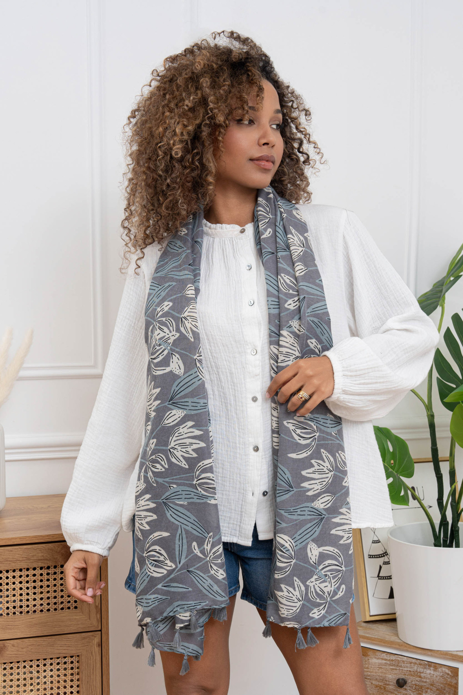 Grossista M&P Accessoires - Fazzoletto stampato con fiori e pon pon