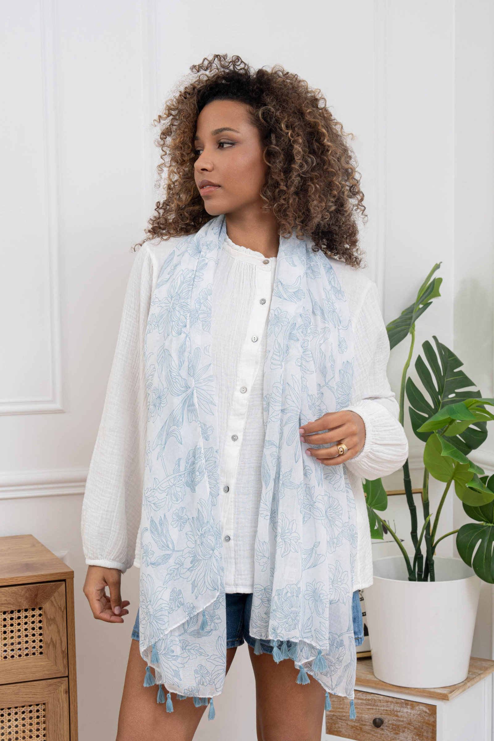 Mayorista M&P Accessoires - Pañuelo estampado flores con pompones