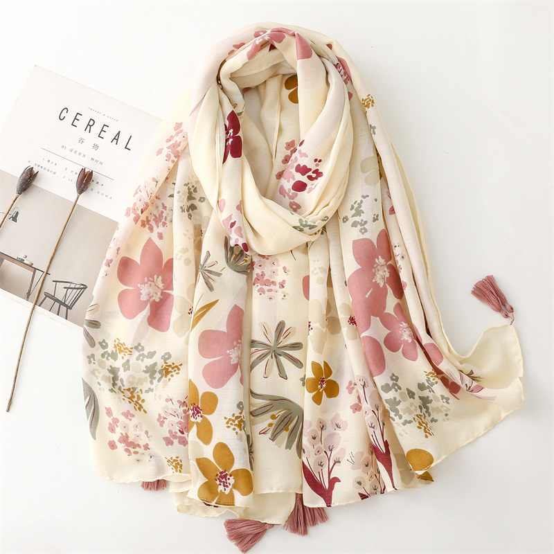 Grossiste M&P Accessoires - Foulard imprimé fleurs avec pompons