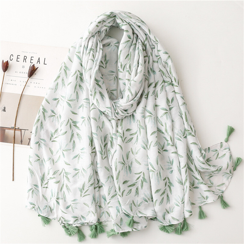 Grossiste M&P Accessoires - Foulard imprimé feuilles avec pompons