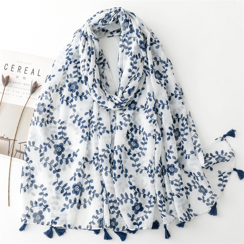 Grossiste M&P Accessoires - Foulard imprimé fleurs avec pompons
