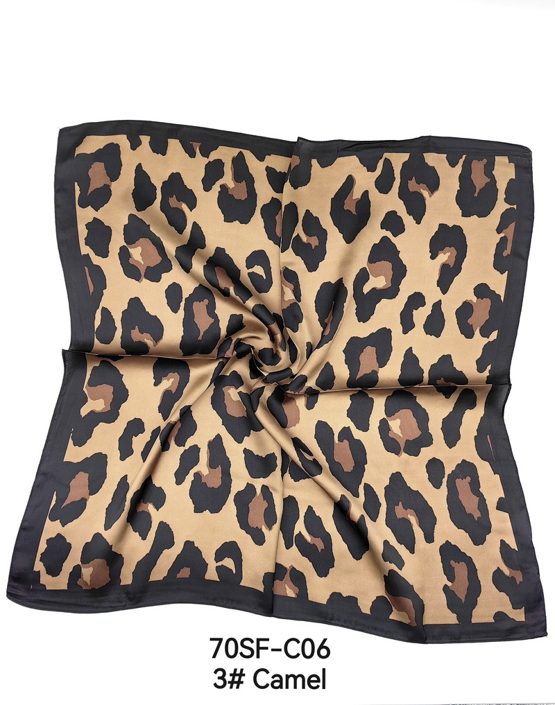 Wholesaler M&P Accessoires - Small square 70*70 cm leopard print