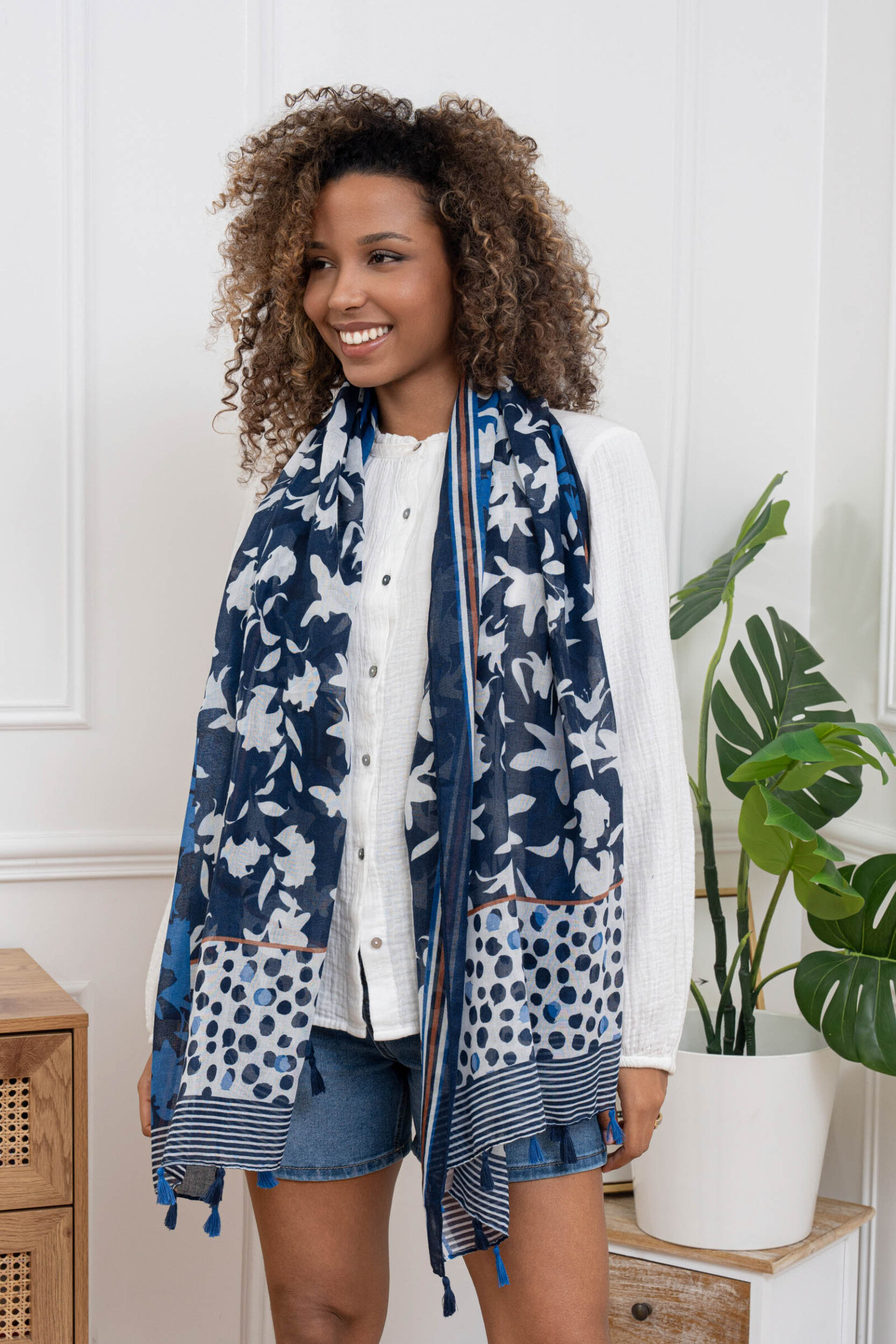 Großhändler M&P Accessoires - Schal mit Blumenmuster und Pompons