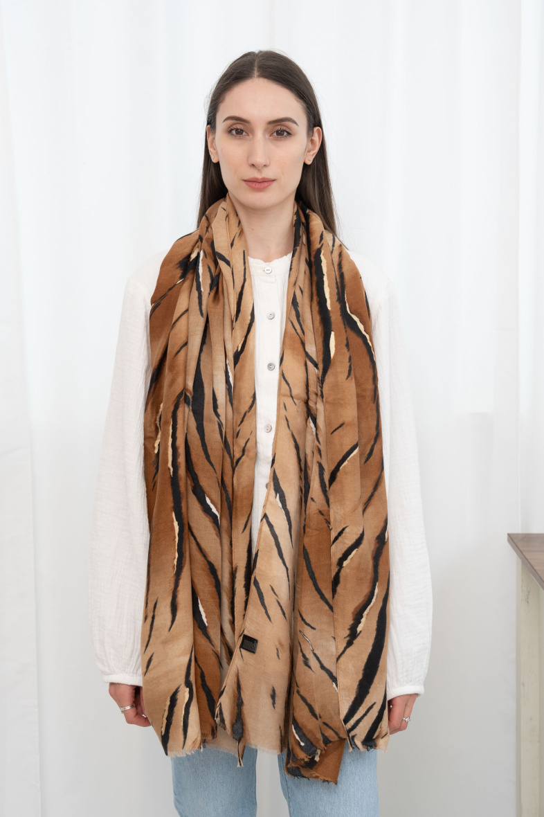 Wholesaler M&P Accessoires - Leopard print scarf with gilding