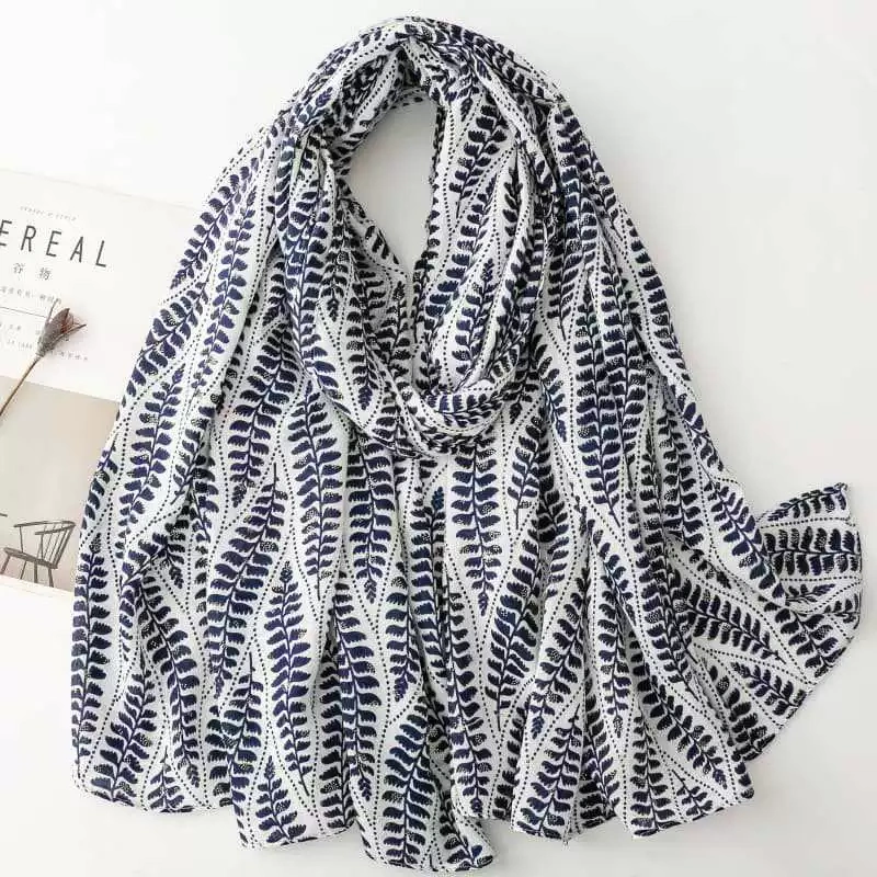 Grossista M&P Accessoires - Foulard stampato con motivo geometrico e pon pon