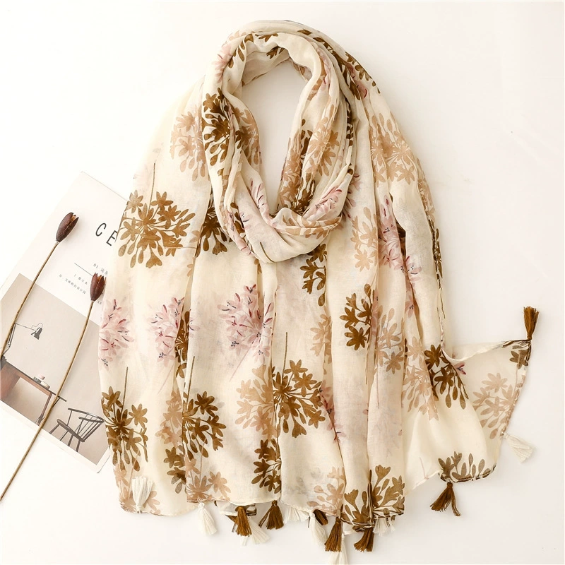 Grossista M&P Accessoires - Sciarpa stampata con motivo foglie e pon pon