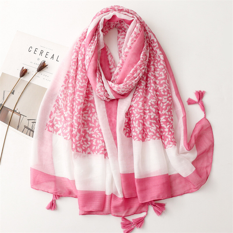 Wholesaler M&P Accessoires - Leaf print scarf with pompoms