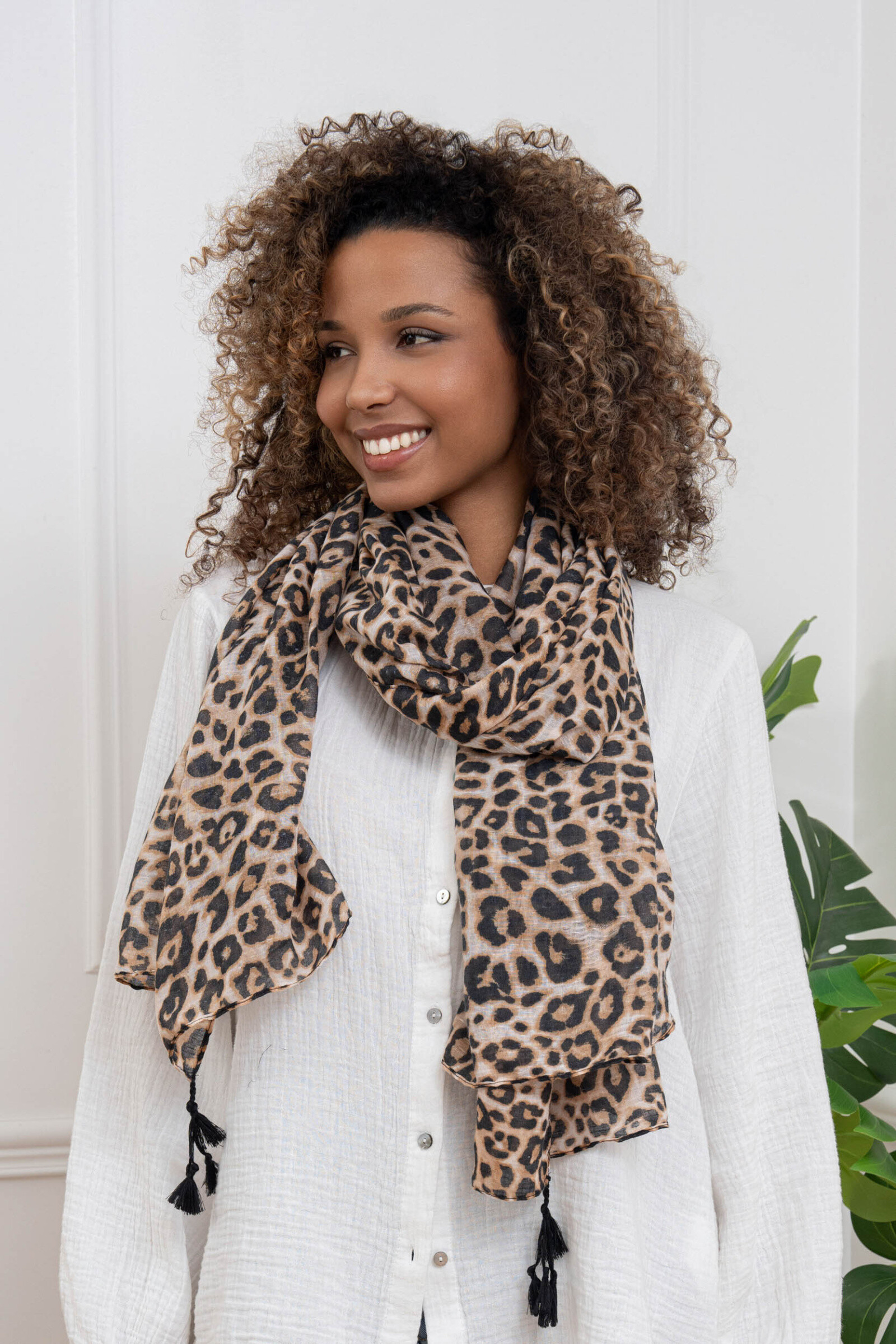 Grossista M&P Accessoires - Sciarpa stampata con motivo foglie e pon pon