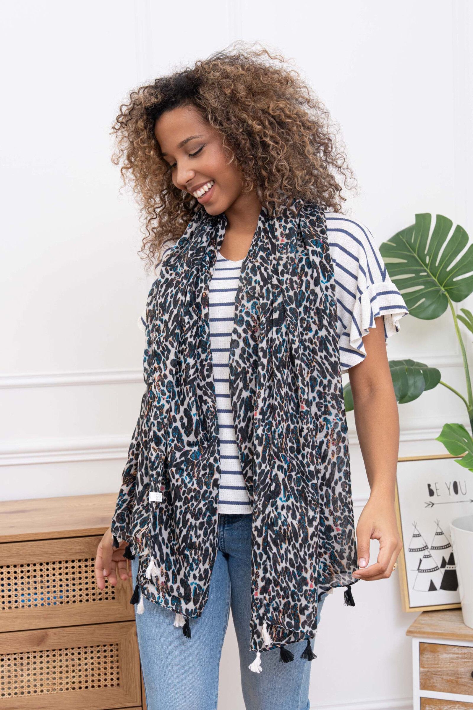Wholesaler M&P Accessoires - Leaf print scarf with pompoms