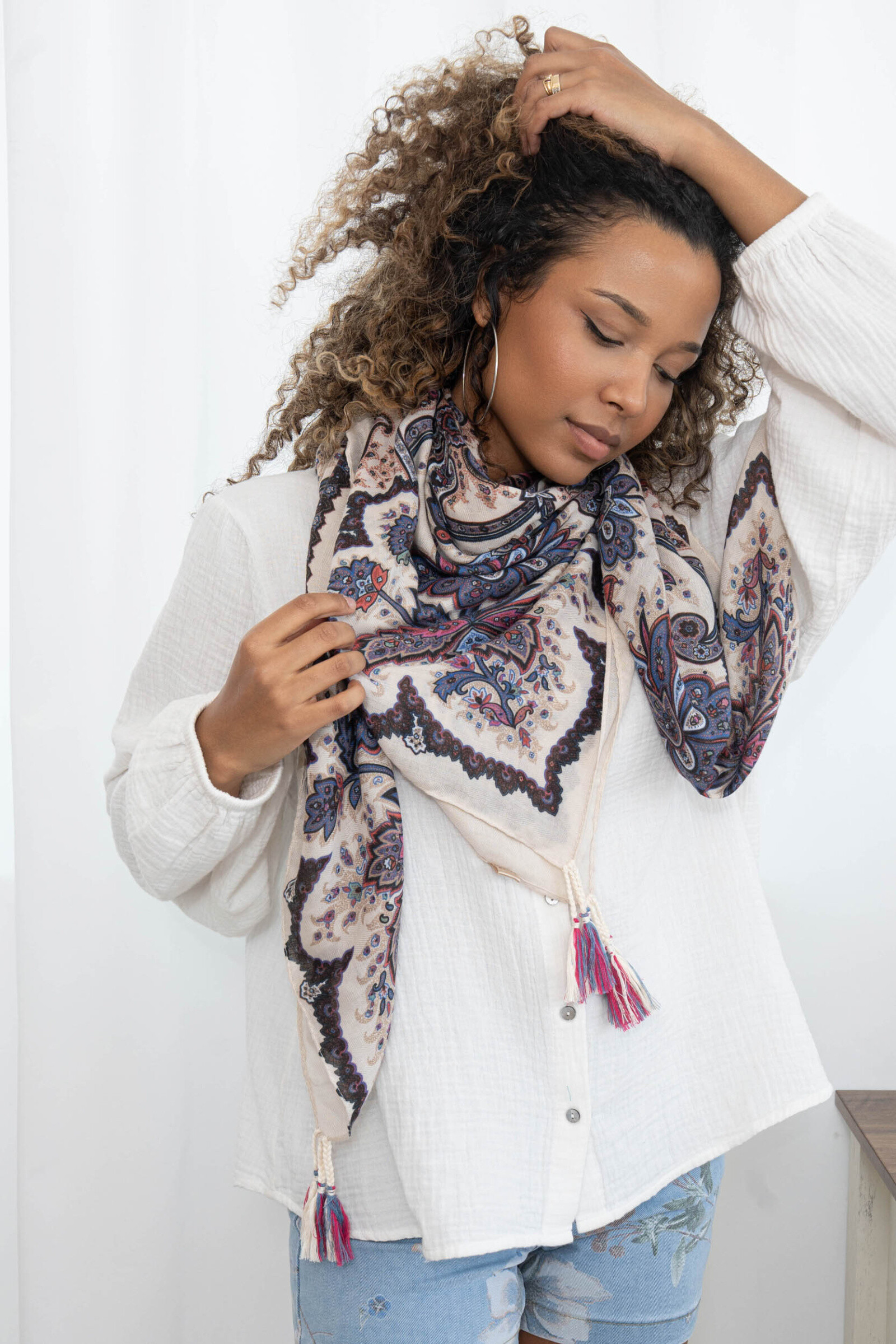 Grossiste M&P Accessoires - Foulard châle carré viscose 130*130cm imprimé avec pompons