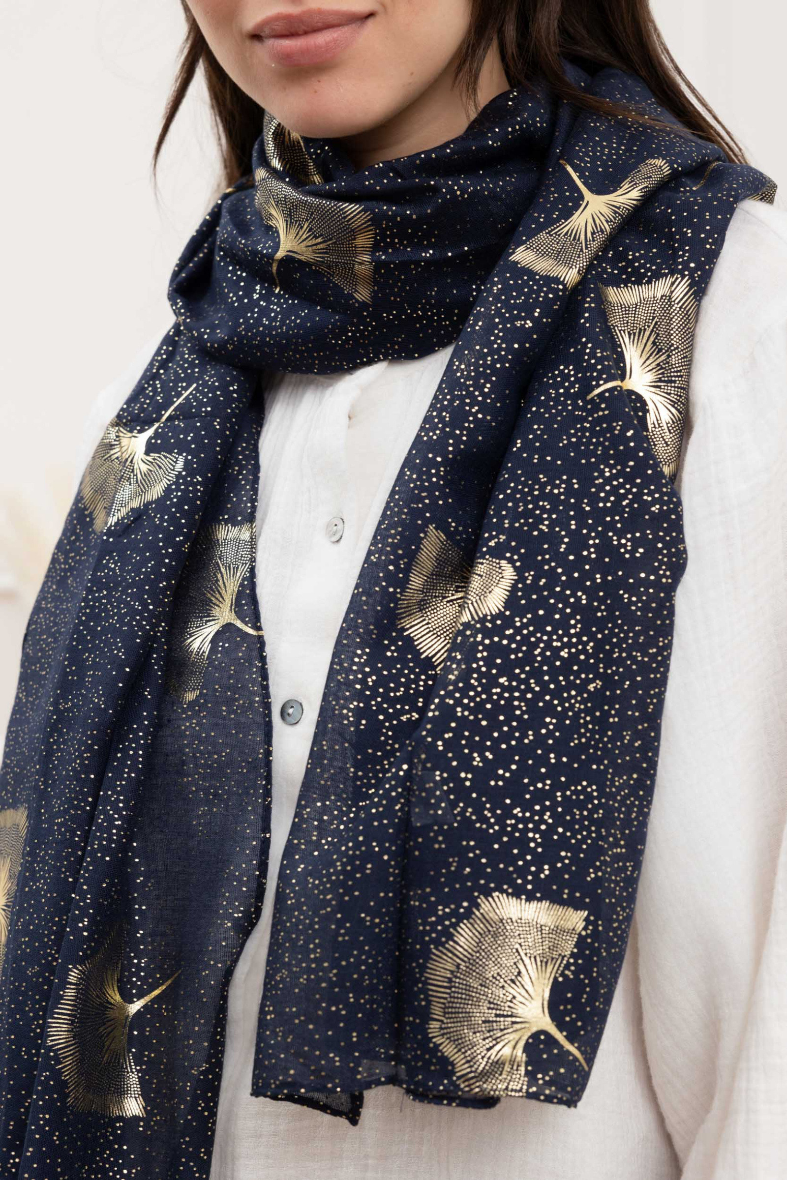 Wholesaler M&P Accessoires - Shiny golden printed scarf with feather pattern