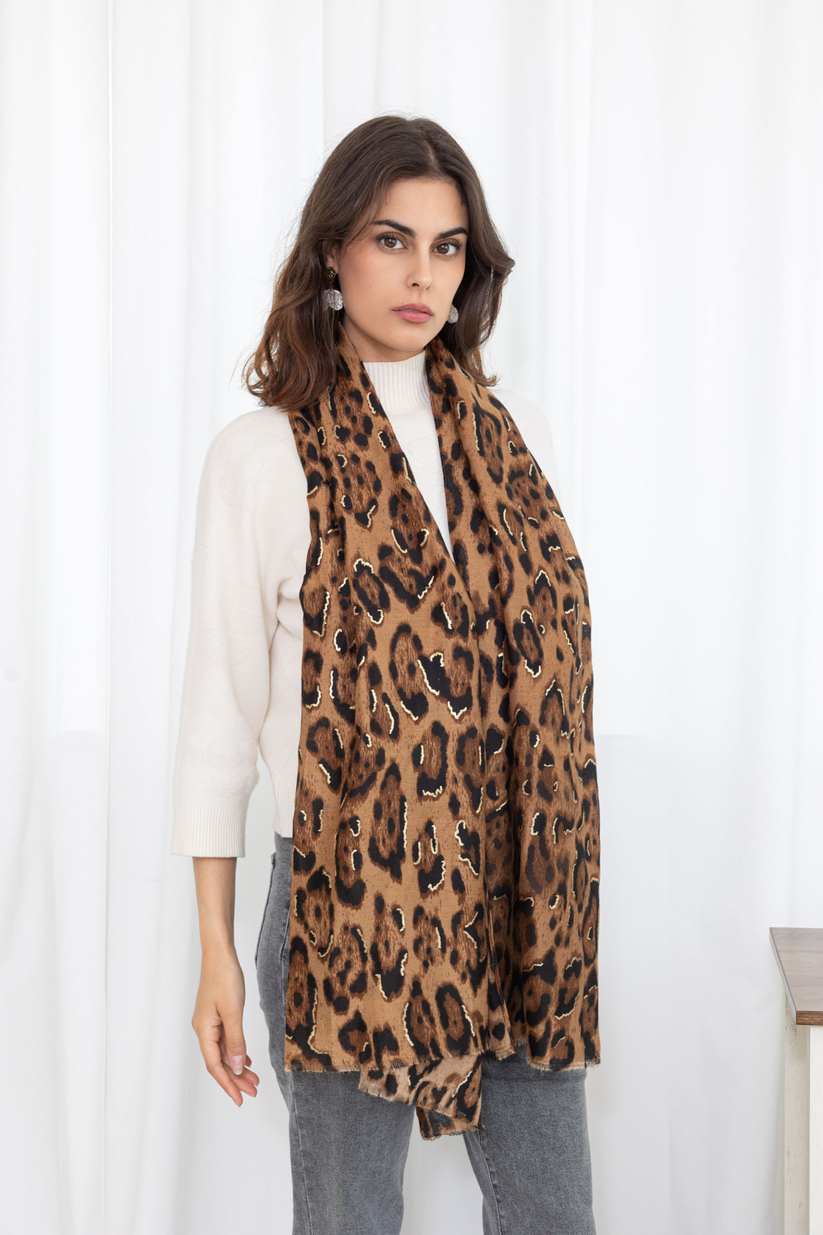 Mayorista M&P Accessoires - Pañuelo Estampado Animal de Leopardo con Detalles Dorados