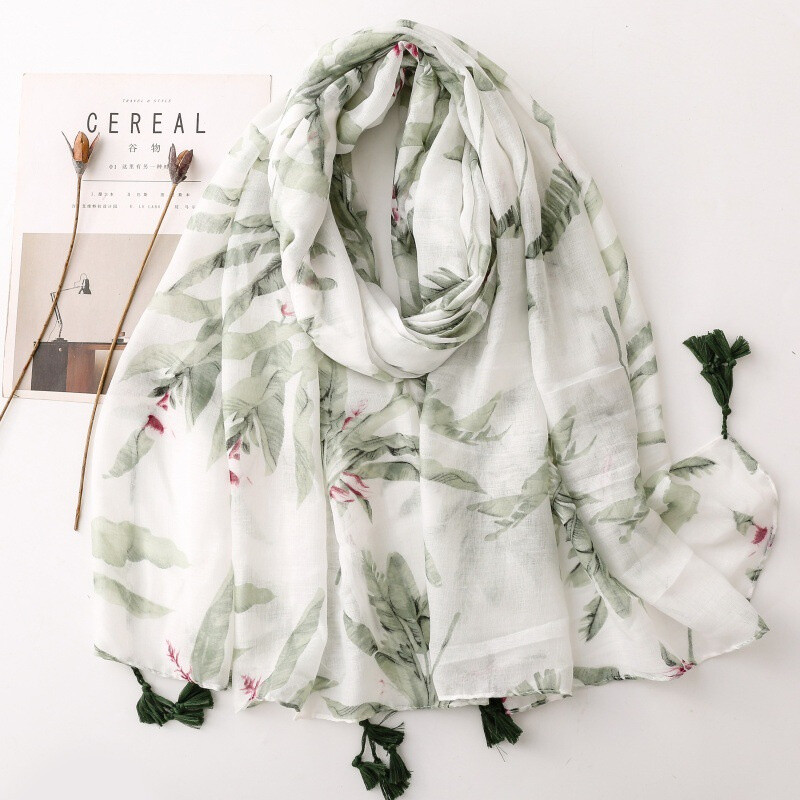Grossiste M&P Accessoires - Foulard imprimé motif feuilles avec pompons