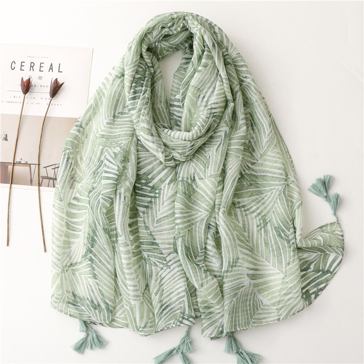 Grossiste M&P Accessoires - Foulard imprimé motif feuilles avec pompons