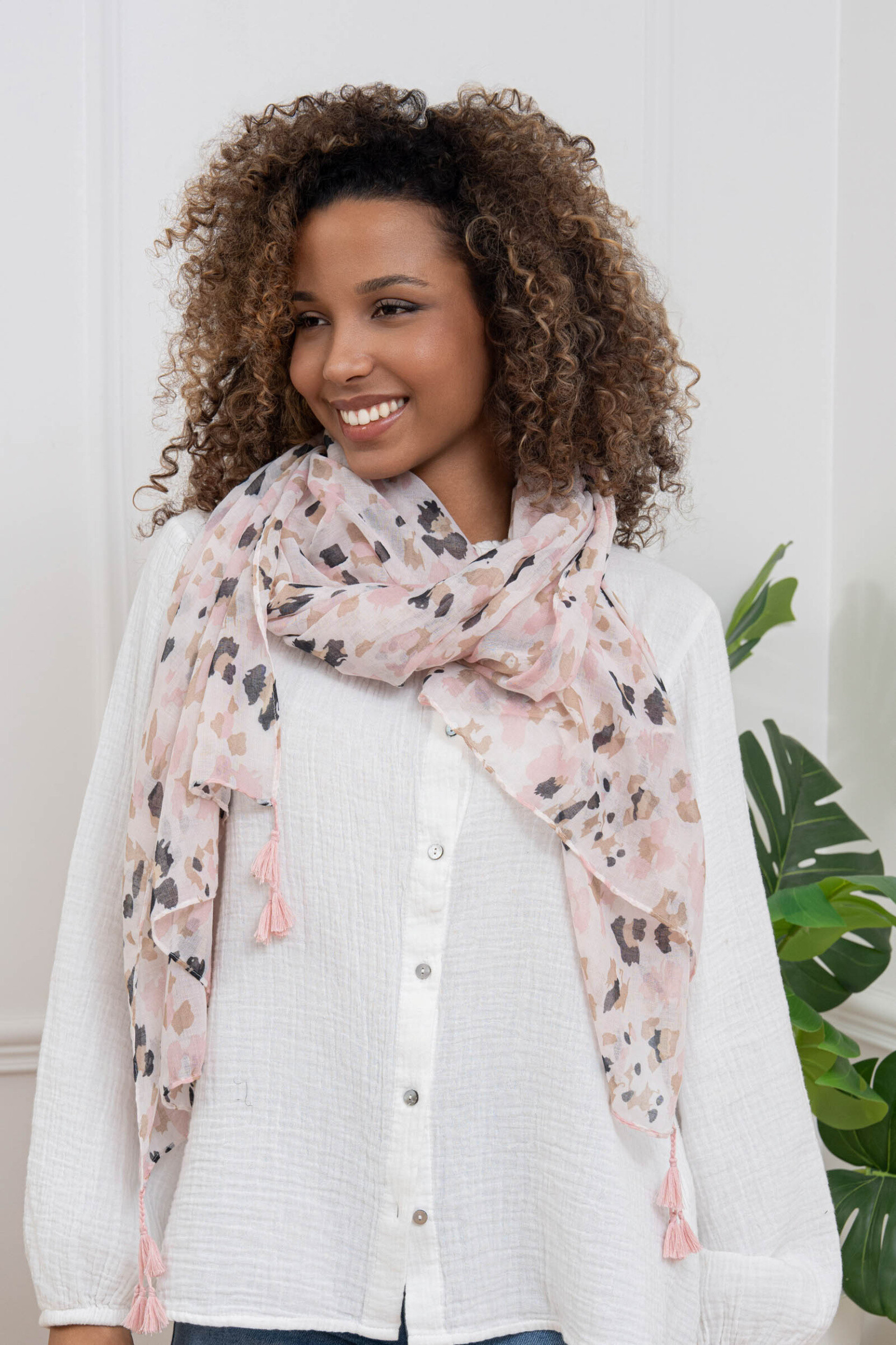 Grossiste M&P Accessoires - Foulard imprimé léopard avec pompons