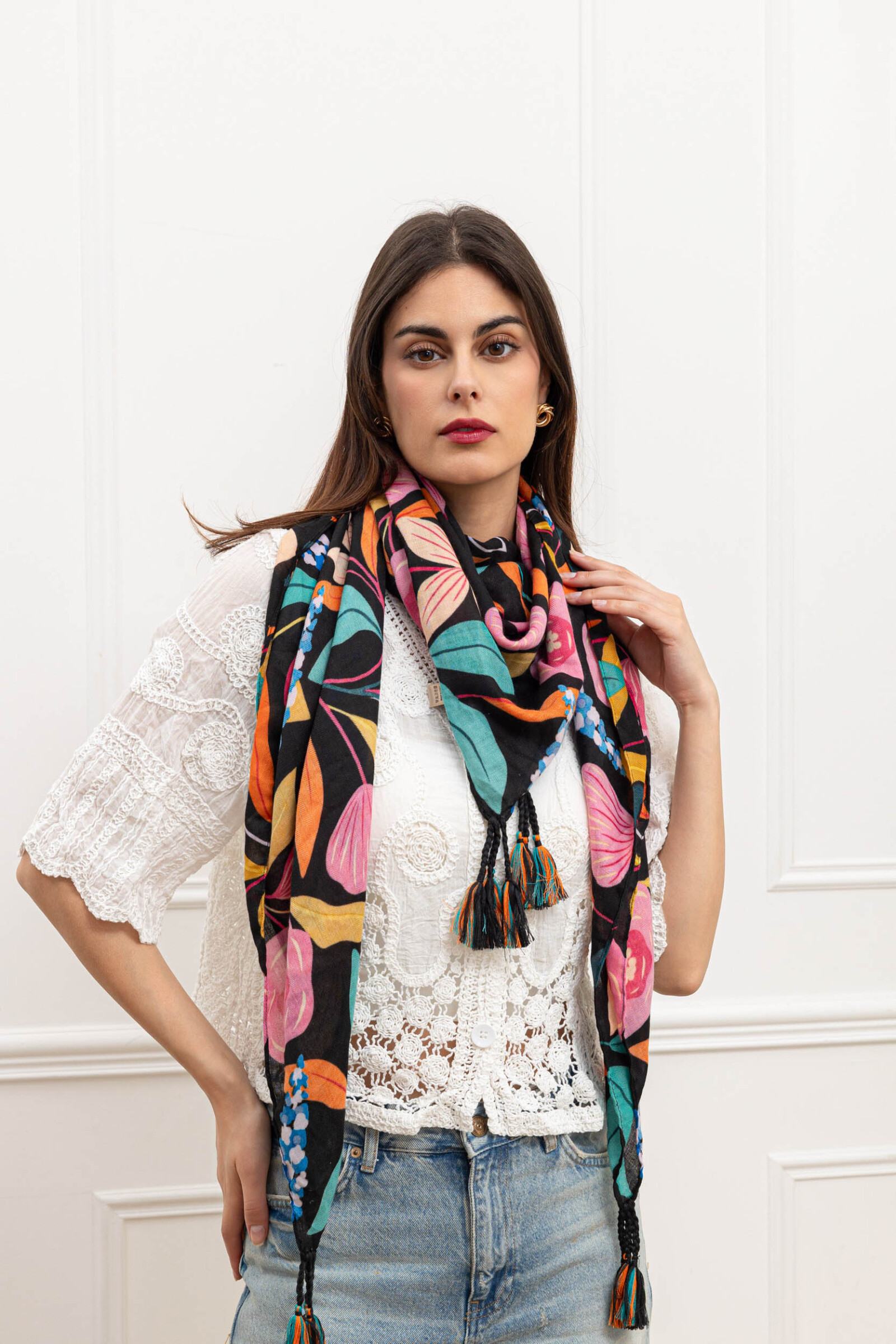 Grossiste M&P Accessoires - Foulard châle carré viscose 130*130cm imprimé avec pompons