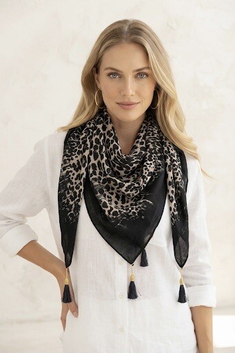 Grossiste M&P Accessoires - Foulard châle carré viscose 130*130cm imprimé léopard avec pompons