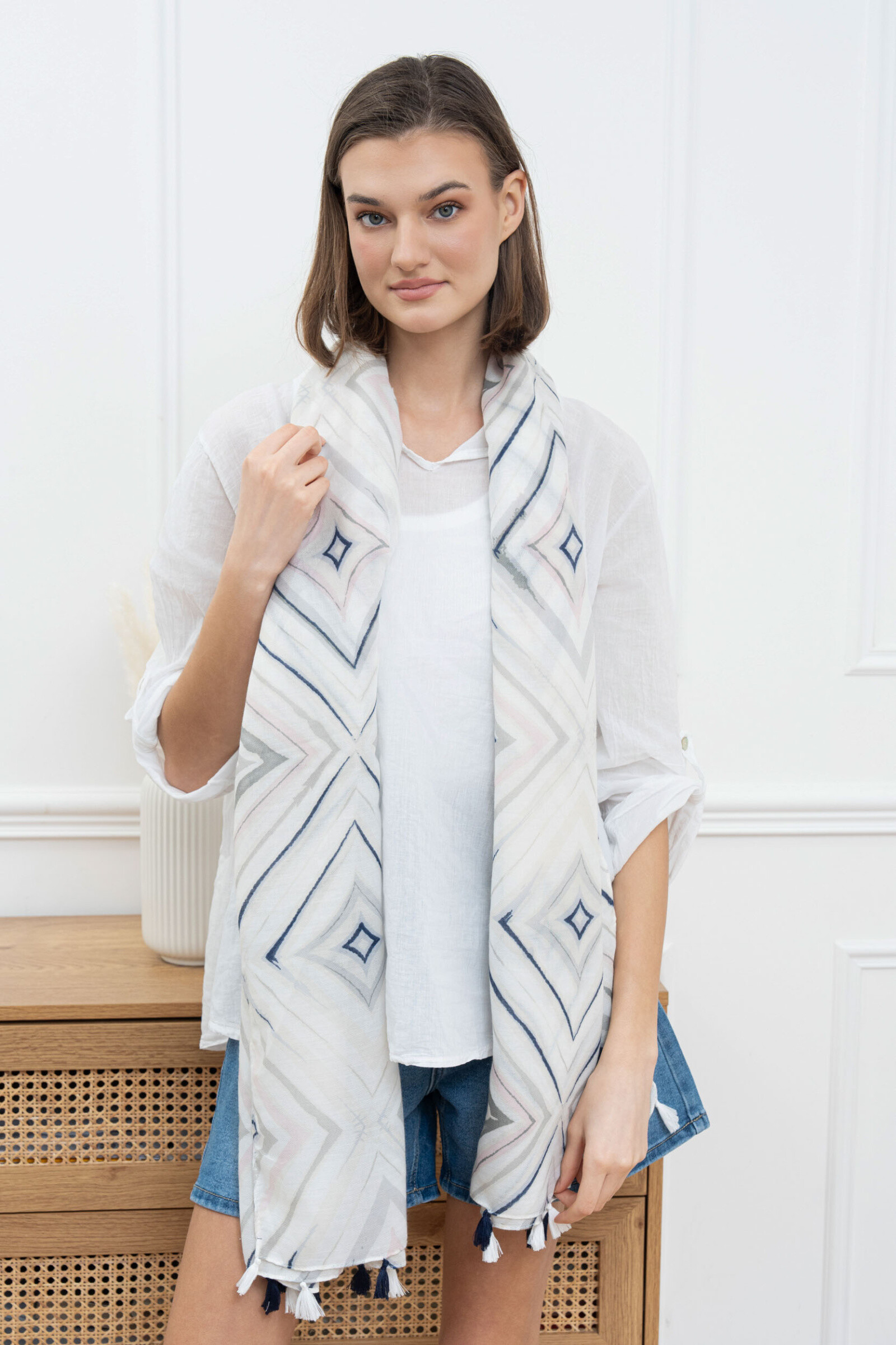 Wholesaler M&P Accessoires - Leaf print scarf with pompoms