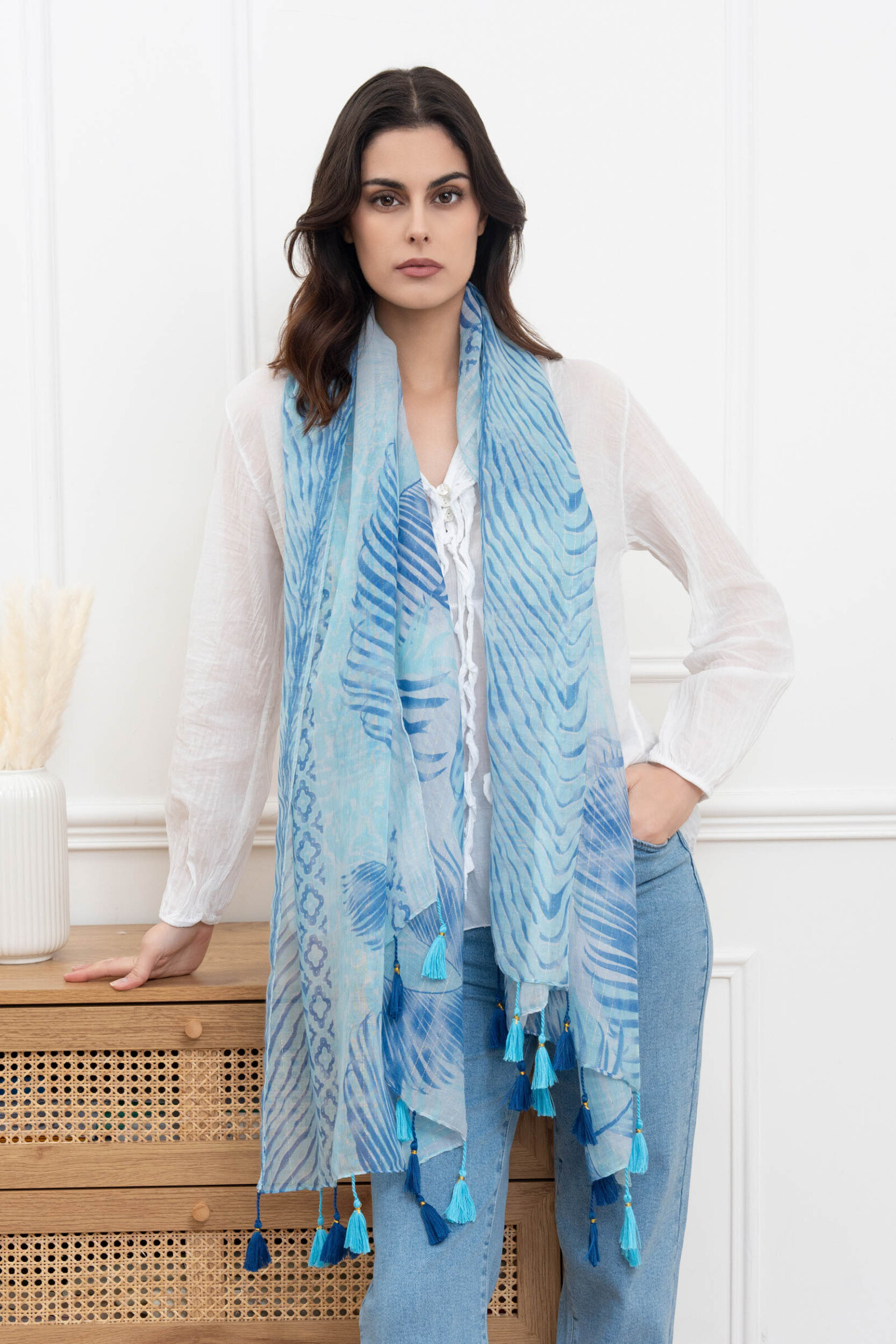 Wholesaler M&P Accessoires - Leaf print scarf with pompoms